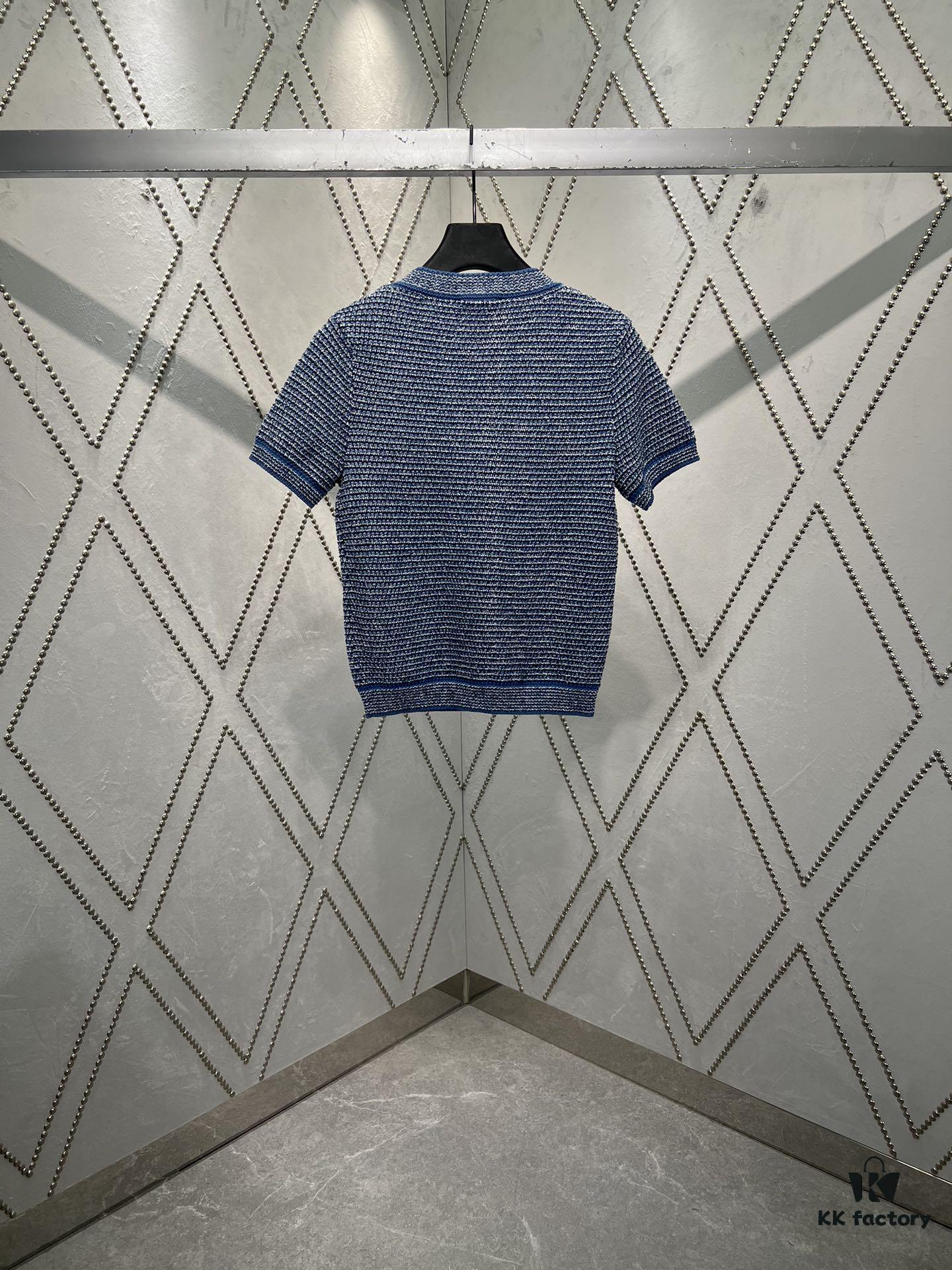 G House 25ss New Arrival Crew Neck Top Crafted from Fine Cotton Knit Fabric, a Standout Piece for the 2025 Pre-Spring Collection. The Light Blue Hue Adds Elegant Sophistication, While the Gold-Tone Double G Buttons Enhance the Design Appeal.