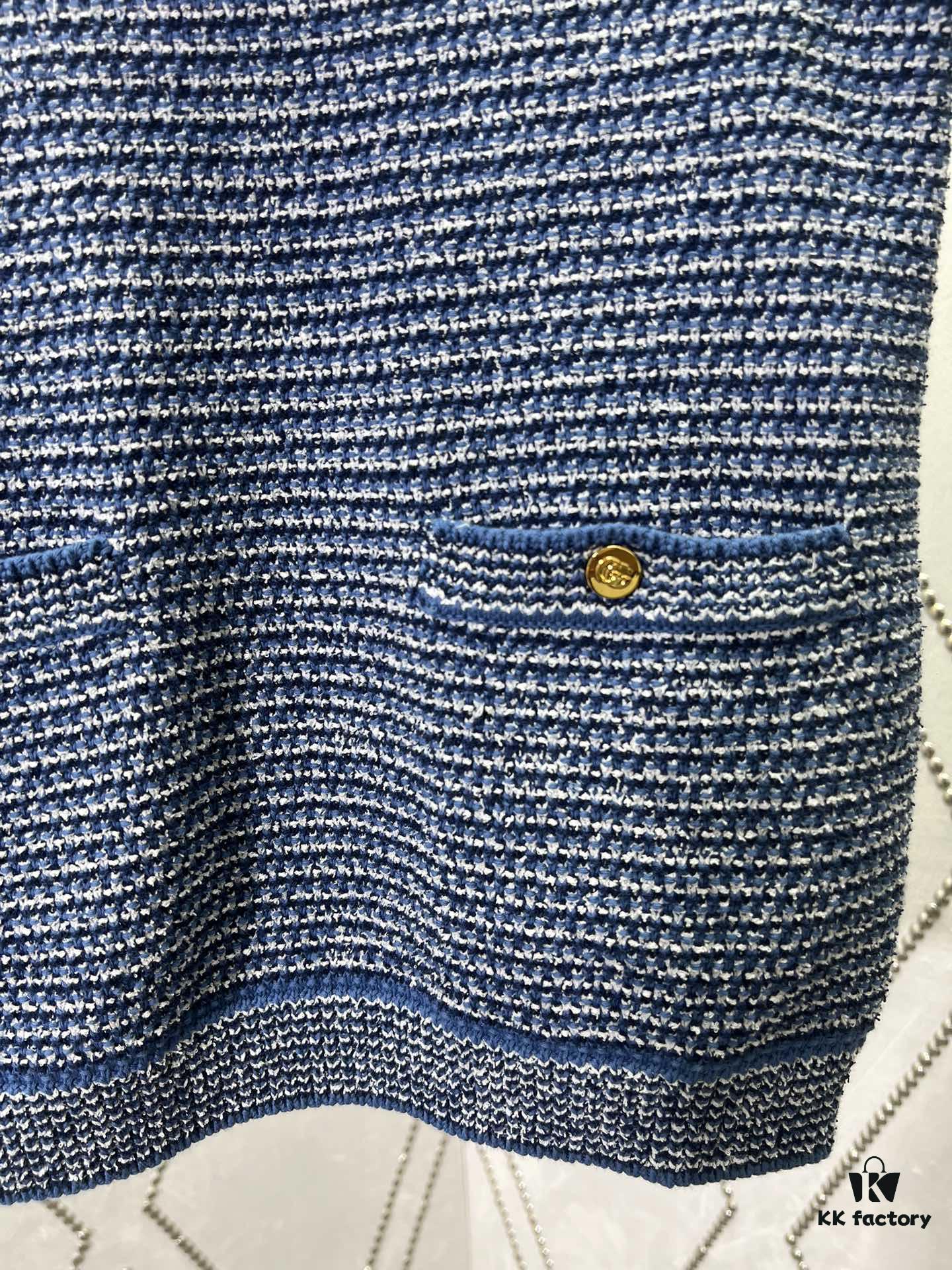 G House 25ss New Arrival Crew Neck Top Crafted from Fine Cotton Knit Fabric, a Standout Piece for the 2025 Pre-Spring Collection. The Light Blue Hue Adds Elegant Sophistication, While the Gold-Tone Double G Buttons Enhance the Design Appeal.