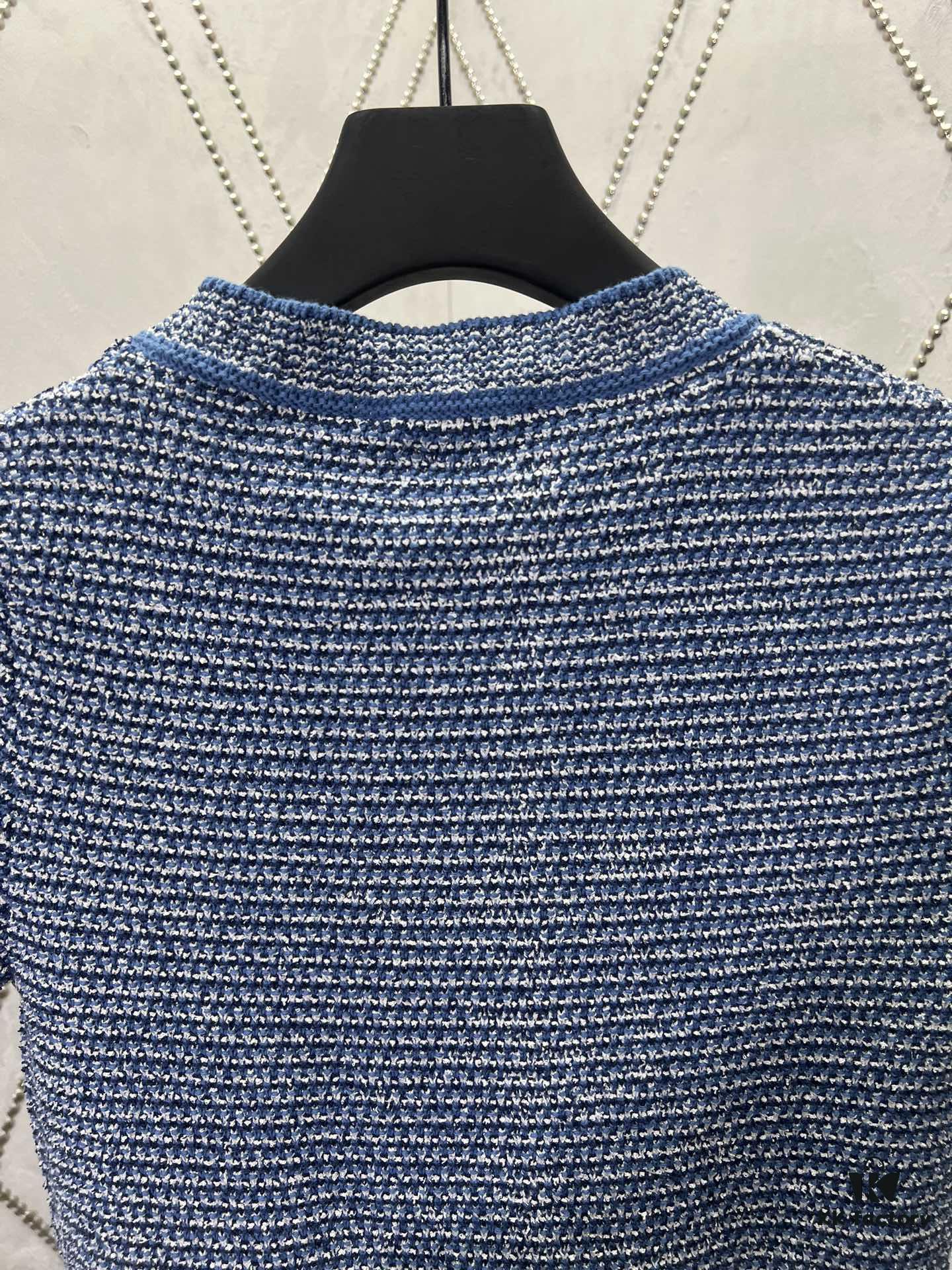 G House 25ss New Arrival Crew Neck Top Crafted from Fine Cotton Knit Fabric, a Standout Piece for the 2025 Pre-Spring Collection. The Light Blue Hue Adds Elegant Sophistication, While the Gold-Tone Double G Buttons Enhance the Design Appeal.