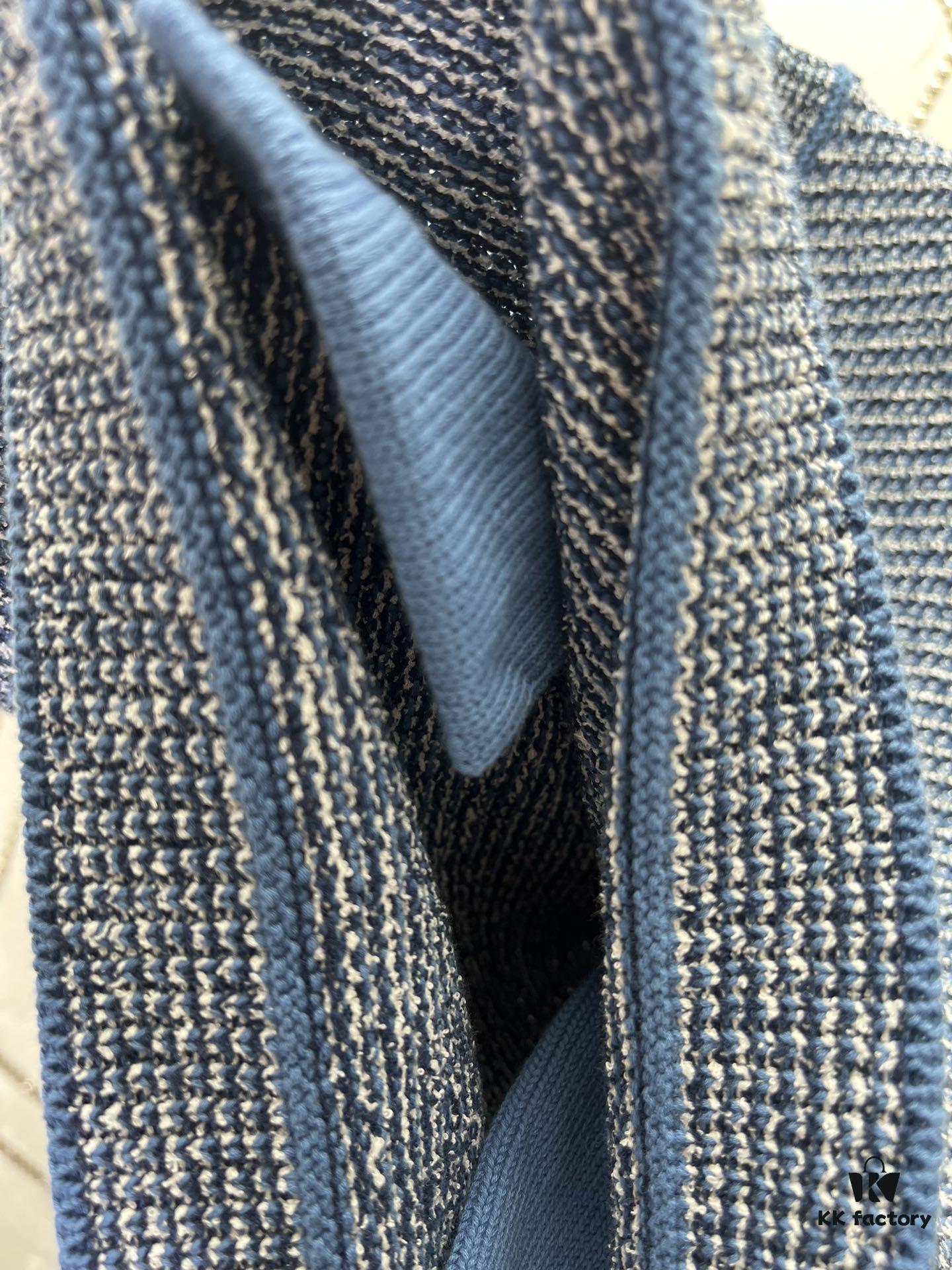 G House 25ss New Arrival Crew Neck Top Crafted from Fine Cotton Knit Fabric, a Standout Piece for the 2025 Pre-Spring Collection. The Light Blue Hue Adds Elegant Sophistication, While the Gold-Tone Double G Buttons Enhance the Design Appeal.