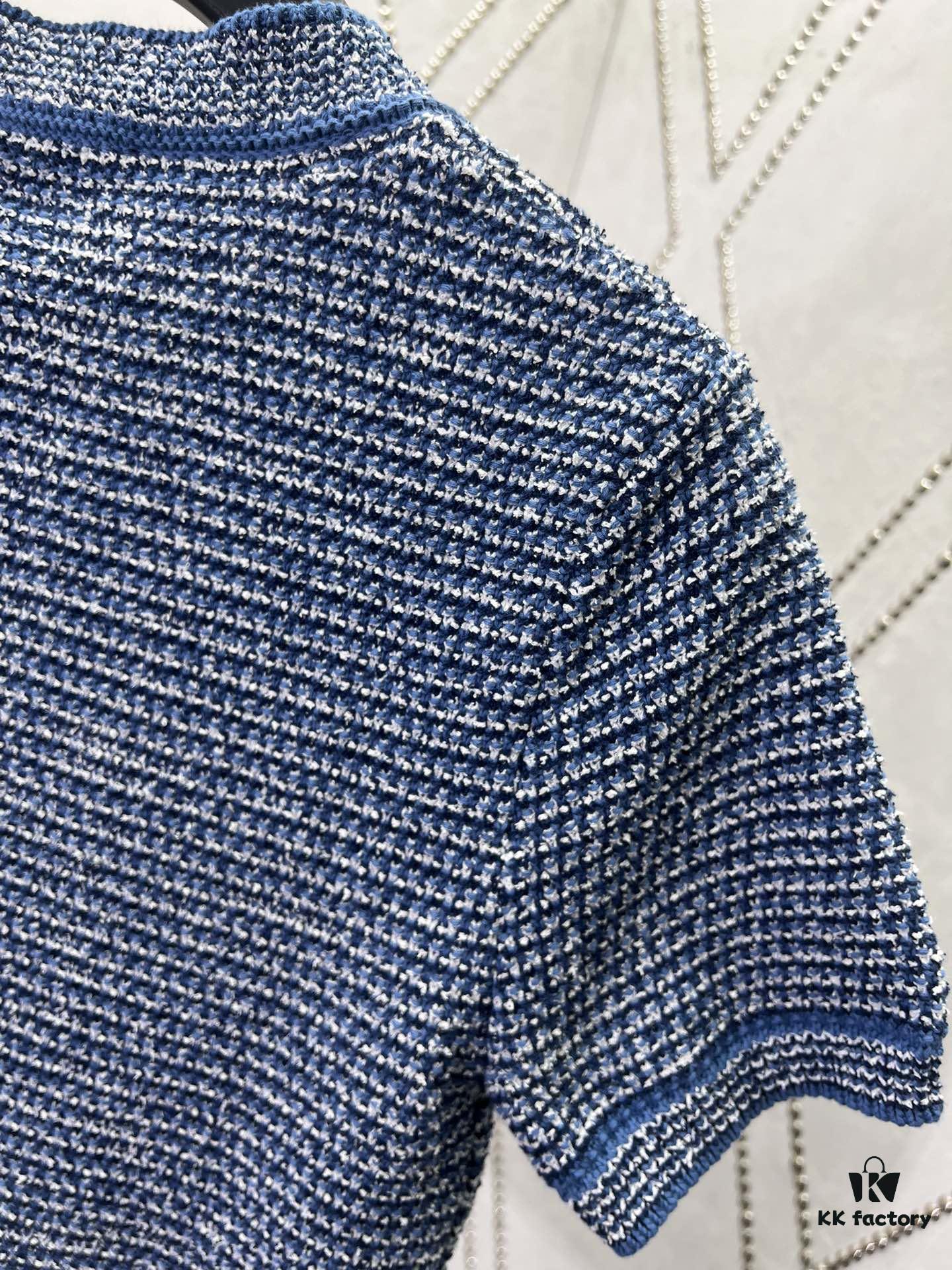 G House 25ss New Arrival Crew Neck Top Crafted from Fine Cotton Knit Fabric, a Standout Piece for the 2025 Pre-Spring Collection. The Light Blue Hue Adds Elegant Sophistication, While the Gold-Tone Double G Buttons Enhance the Design Appeal.