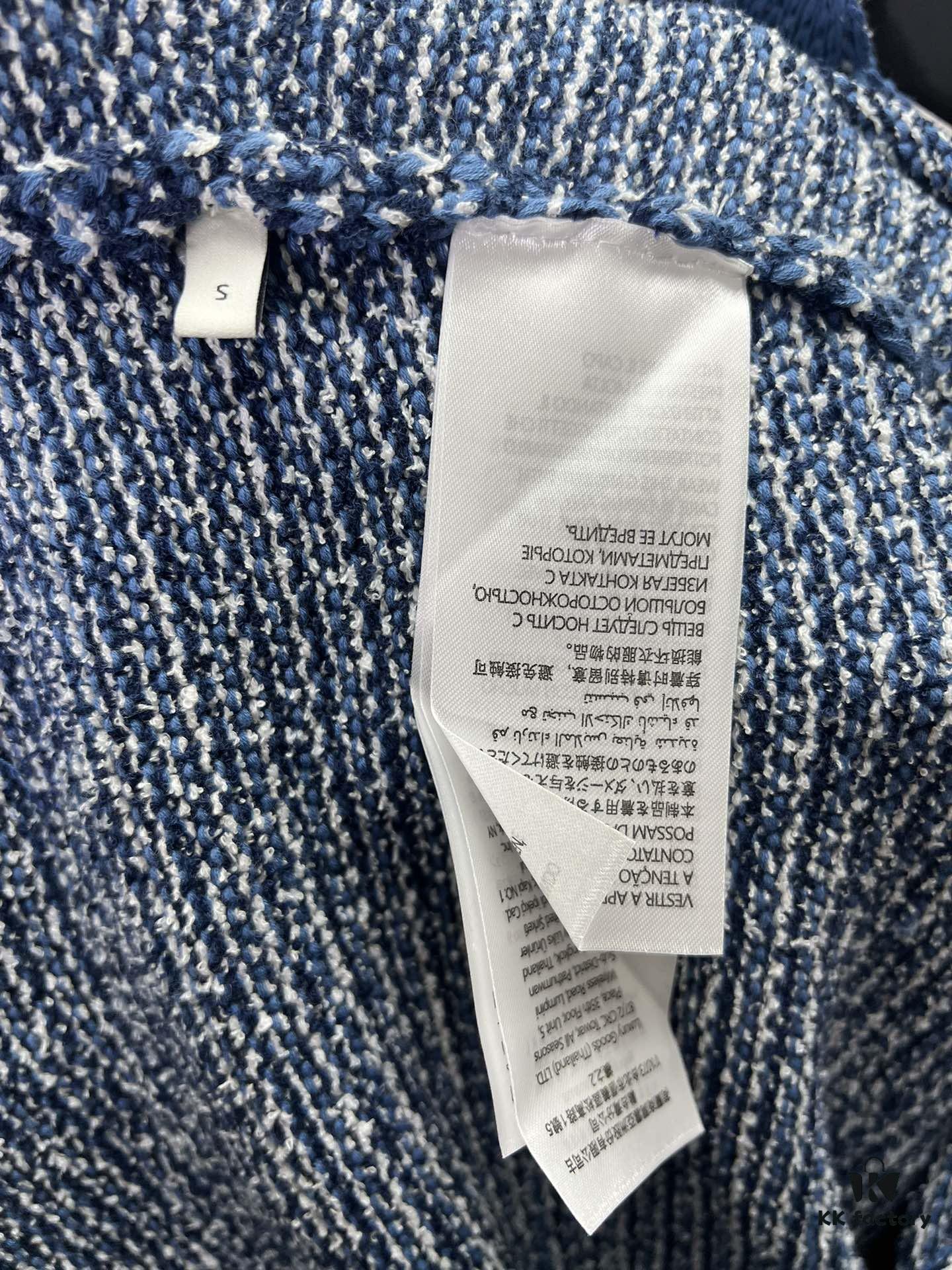 G House 25ss New Arrival Crew Neck Top Crafted from Fine Cotton Knit Fabric, a Standout Piece for the 2025 Pre-Spring Collection. The Light Blue Hue Adds Elegant Sophistication, While the Gold-Tone Double G Buttons Enhance the Design Appeal.