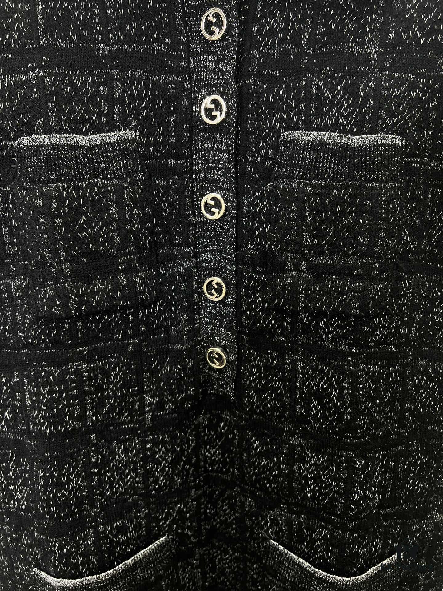 Gucci 25SS New Round Neck Top Crafted from Premium Wool with Metallic Thread Tartan Jacquard Fabric, Featuring a Circular Interlocking Double G Button on the Back