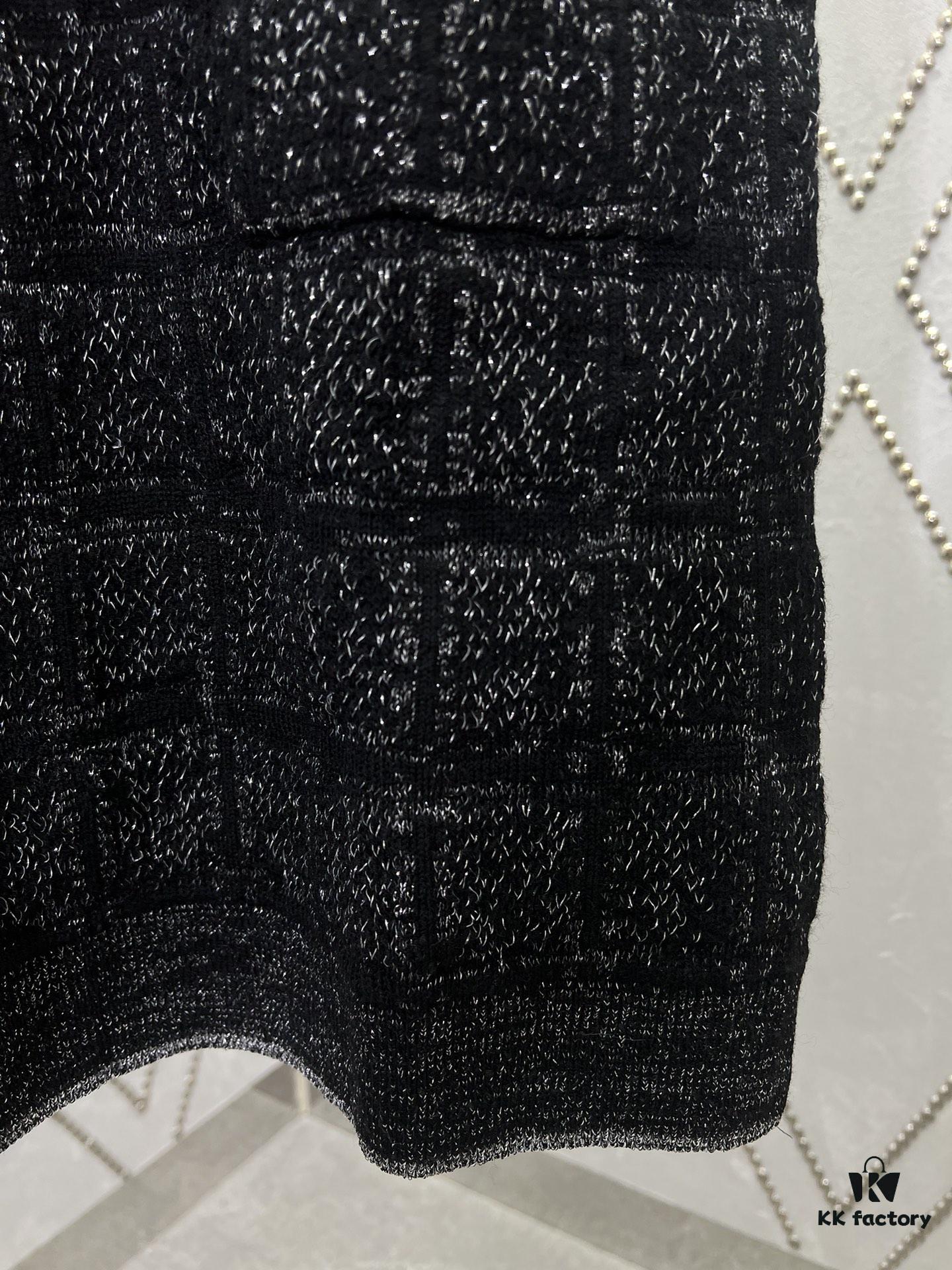 Gucci 25SS New Round Neck Top Crafted from Premium Wool with Metallic Thread Tartan Jacquard Fabric, Featuring a Circular Interlocking Double G Button on the Back