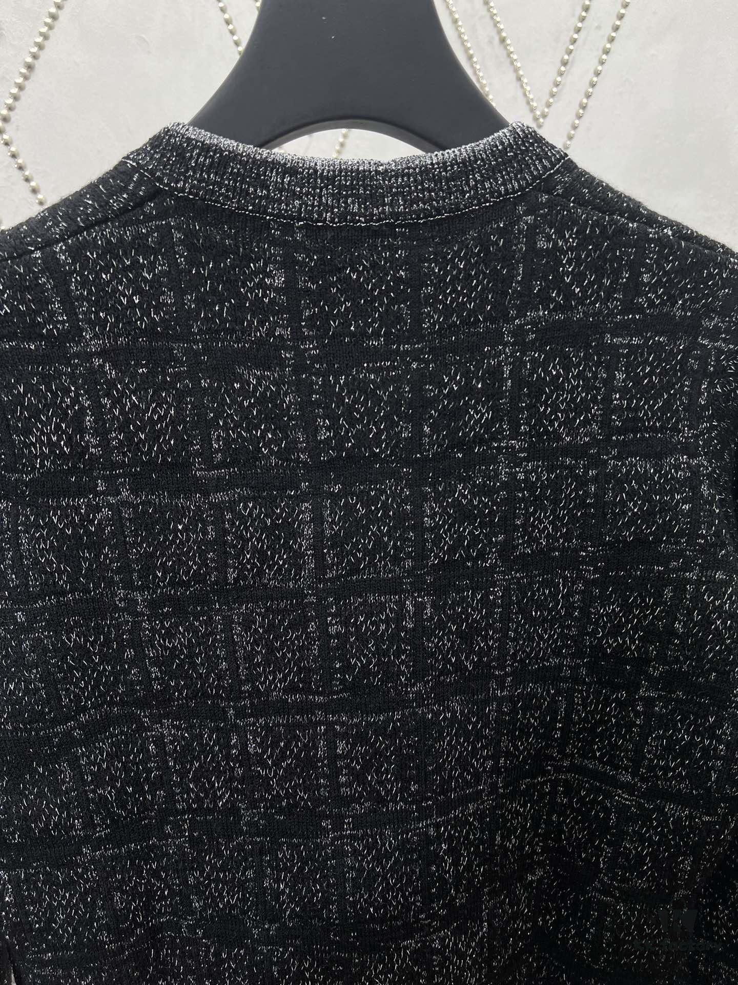 Gucci 25SS New Arrival Polo Dress Crafted from Premium Wool with Metallic Thread Geometric Jacquard, Featuring Round Interlocking Double-G Logo Buttons Front Closure