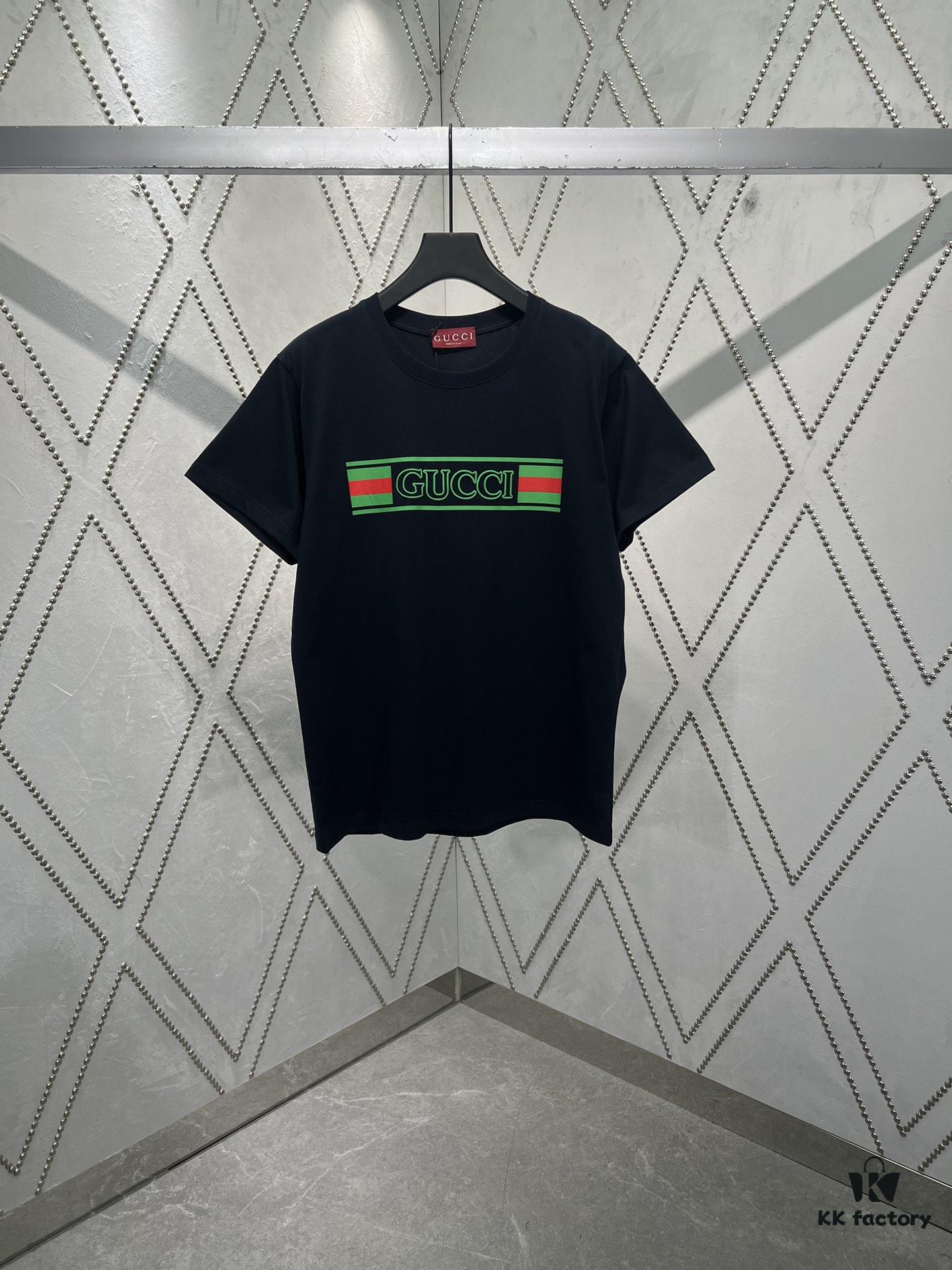 Gucci 25SS New Regular Fit T-Shirt Made of Knitted Cotton with Gucci Web Stripe Flag Print