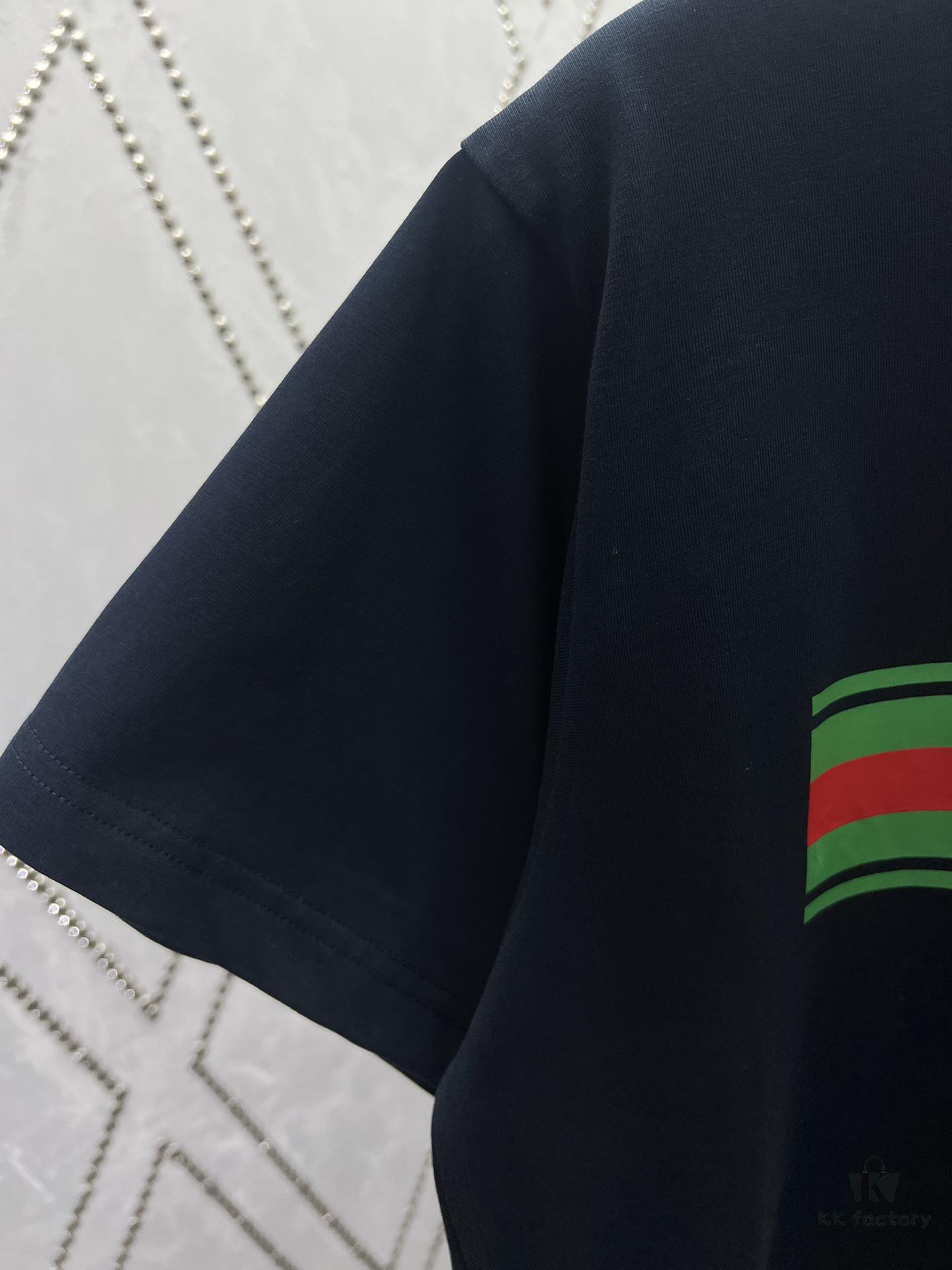 Gucci 25SS New Regular Fit T-Shirt Made of Knitted Cotton with Gucci Web Stripe Flag Print