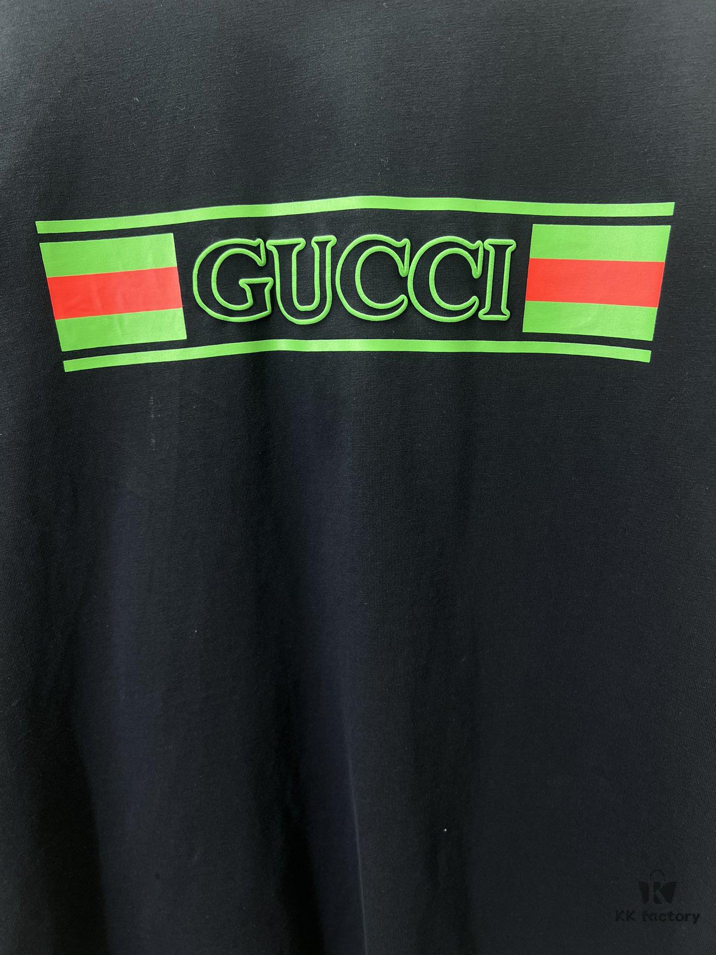 Gucci 25SS New Regular Fit T-Shirt Made of Knitted Cotton with Gucci Web Stripe Flag Print