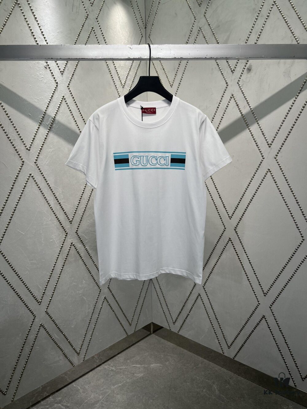 Gucci 25SS New Regular Fit T-Shirt Crafted from Knit Cotton with Signature Gucci Web Stripe Flag Print