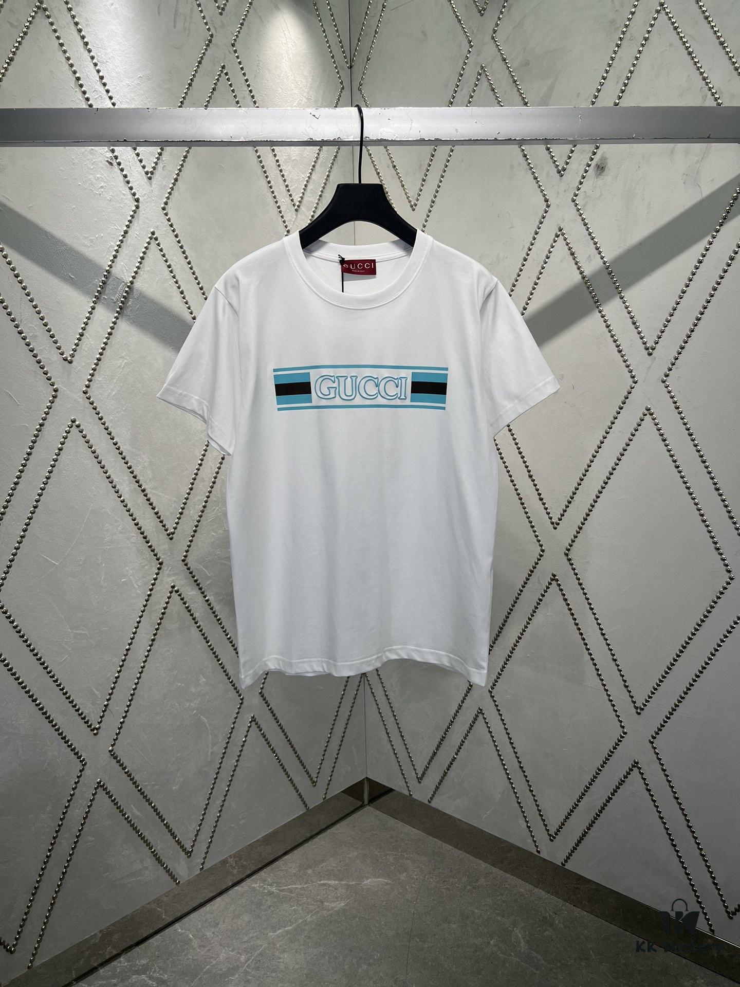 Gucci 25SS New Regular Fit T-Shirt Crafted from Knit Cotton with Signature Gucci Web Stripe Flag Print