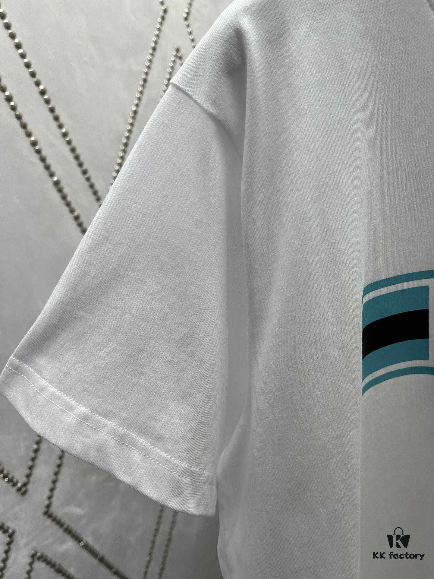 Gucci 25SS New Regular Fit T-Shirt Crafted from Knit Cotton with Signature Gucci Web Stripe Flag Print