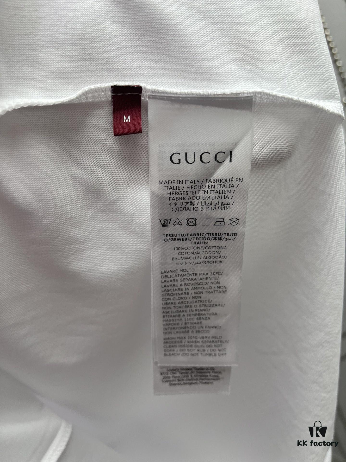 Gucci 25SS New Regular Fit T-Shirt Crafted from Knit Cotton with Signature Gucci Web Stripe Flag Print