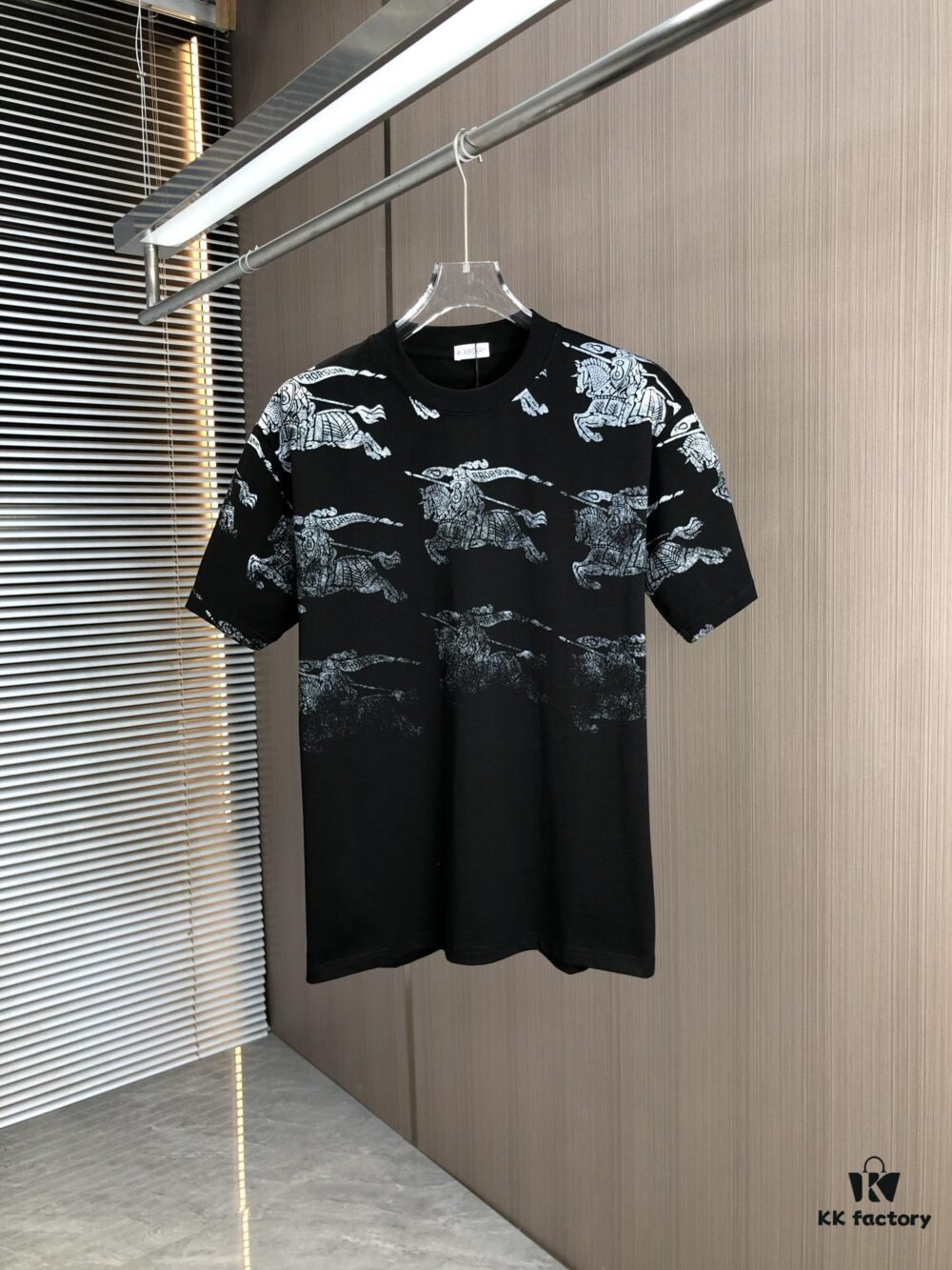 BURBERRY 2025 Spring/Summer New Arrival Round Neck Short Sleeve T-Shirt with All-Over Dot Print, Made from 320g Double-Yarn Combed Cotton Fabric, Slightly Loose Fit, Soft and Substantial Fabric Texture, Unisex Design