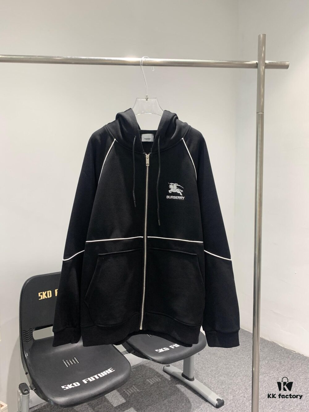 New BURBERRY Barricade Embroidered Bomber Jacket – Must-Have for Spring and Autumn, Counter-Synchronized Release, Classic Masterpiece, Exclusive Launch