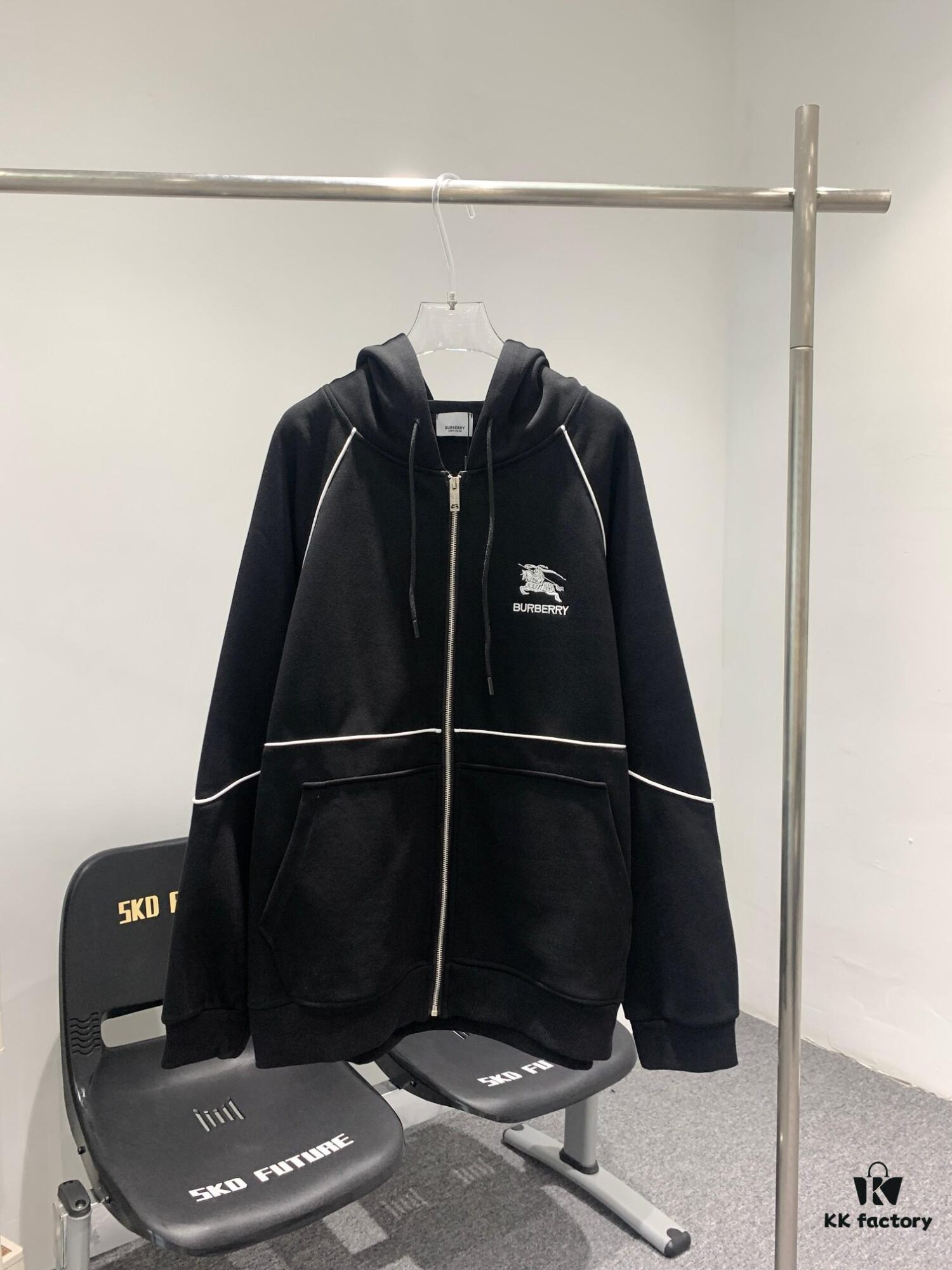 New BURBERRY Barricade Embroidered Bomber Jacket – Must-Have for Spring and Autumn, Counter-Synchronized Release, Classic Masterpiece, Exclusive Launch