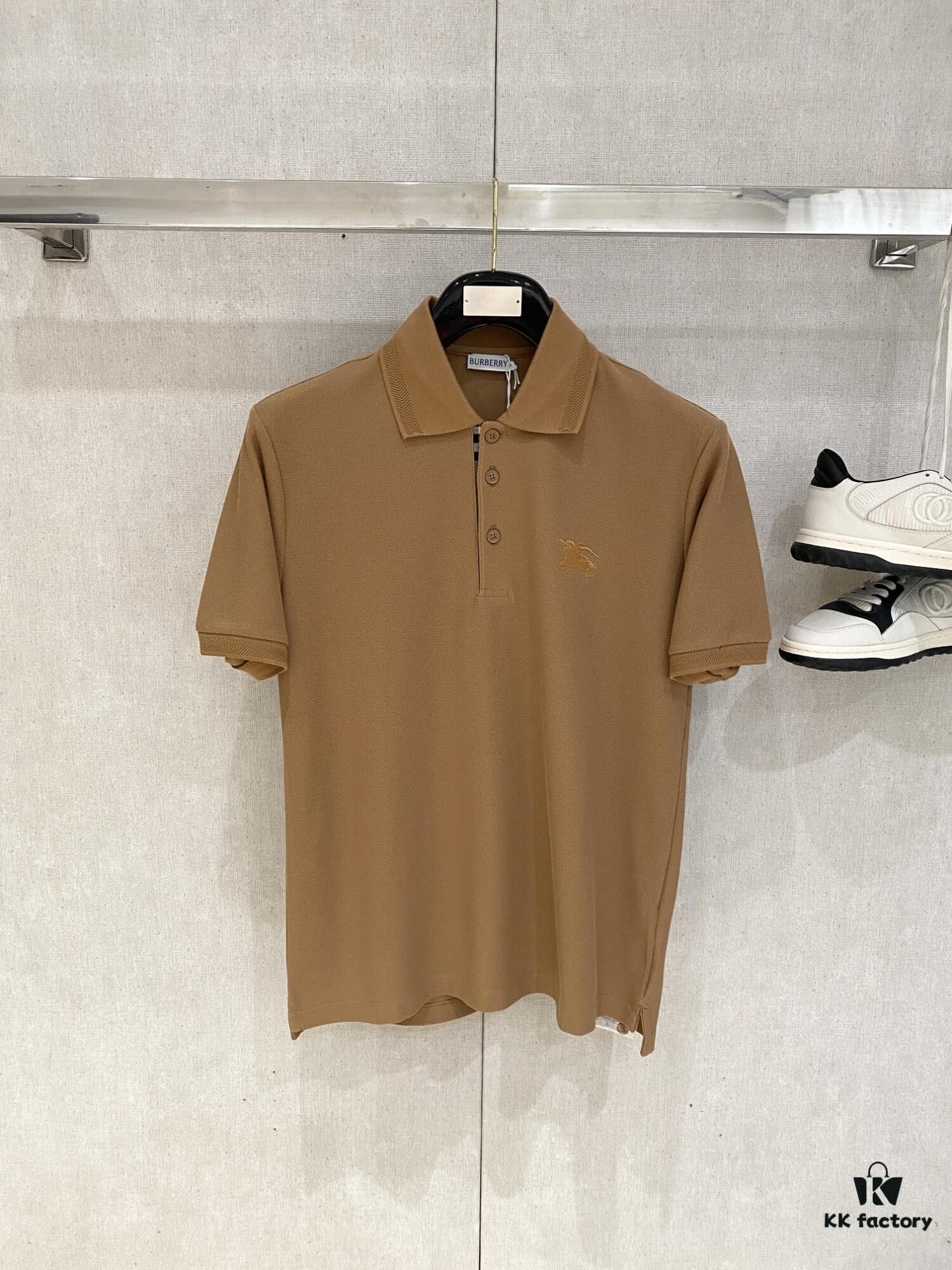 Burberry, 2025 Latest Short Sleeve T-Shirt, Stylish and Handsome with Exquisite Embroidered Logo on Chest, Simple and Versatile Design