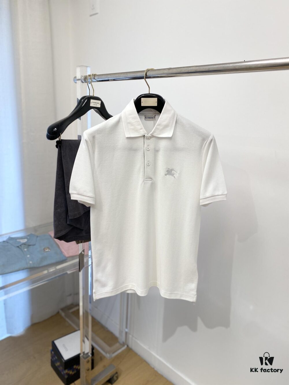 Burberry, 2025 Latest Short-Sleeve T-Shirt, Stylish and Handsome with Exquisite Embroidered Logo on Chest, Simple and Versatile Design, Cotton Fabric Offers Structure and Comfort, Fine Weave, Size S-XL