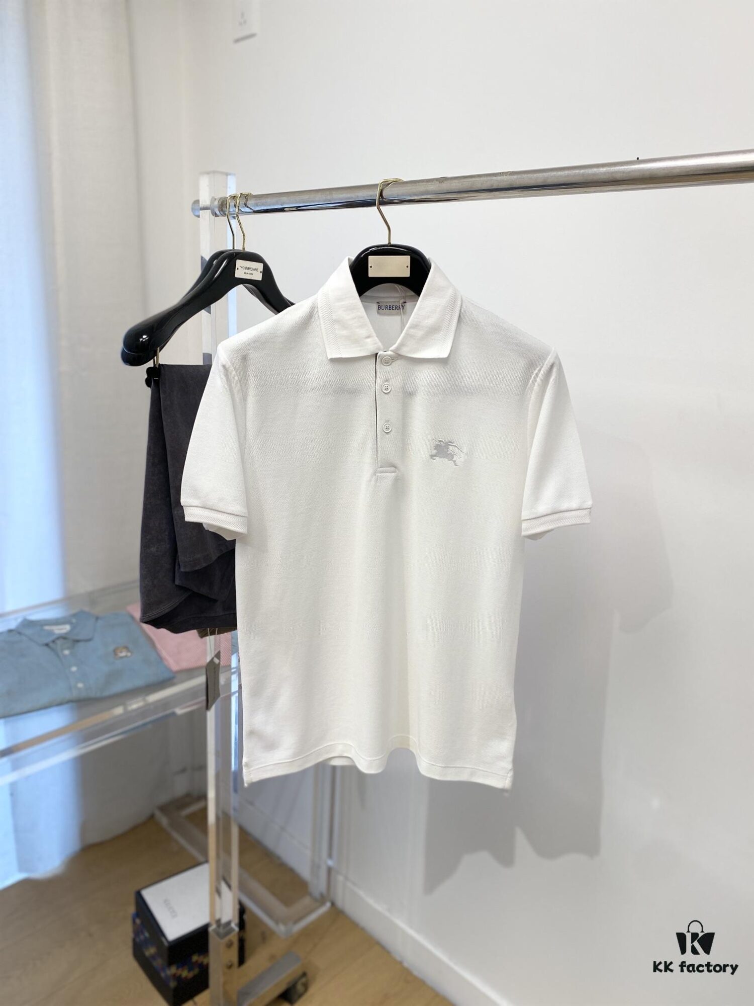 Burberry, 2025 Latest Short-Sleeve T-Shirt, Stylish and Handsome with Exquisite Embroidered Logo on Chest, Simple and Versatile Design, Cotton Fabric Offers Structure and Comfort, Fine Weave, Size S-XL