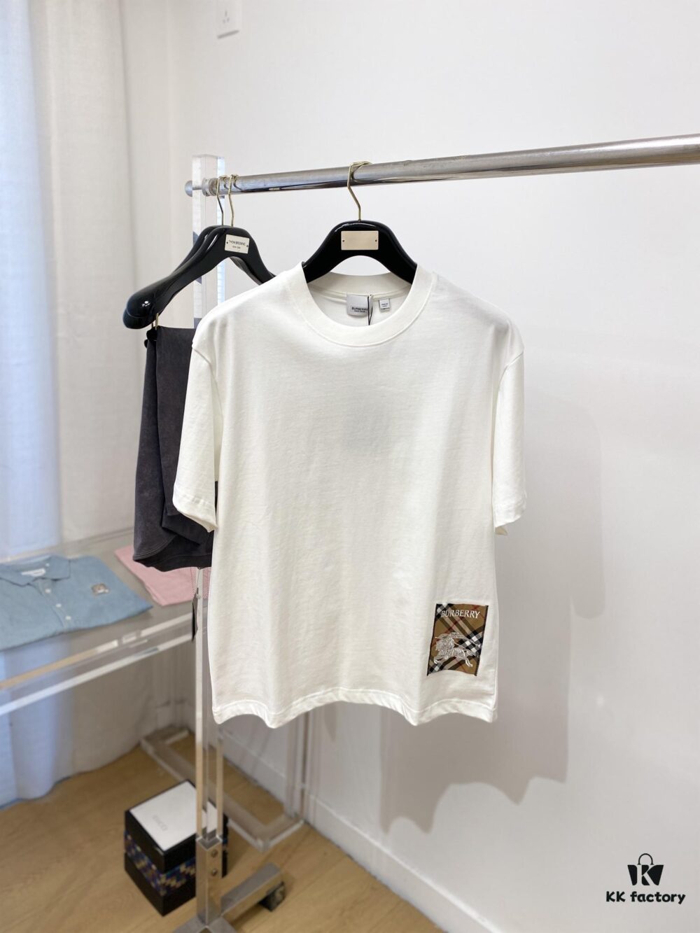 Burberry, 2025 Newest Short Sleeve T-Shirt, Stylish and Handsome with Exquisite Embroidered Logo, Simple and Versatile Design