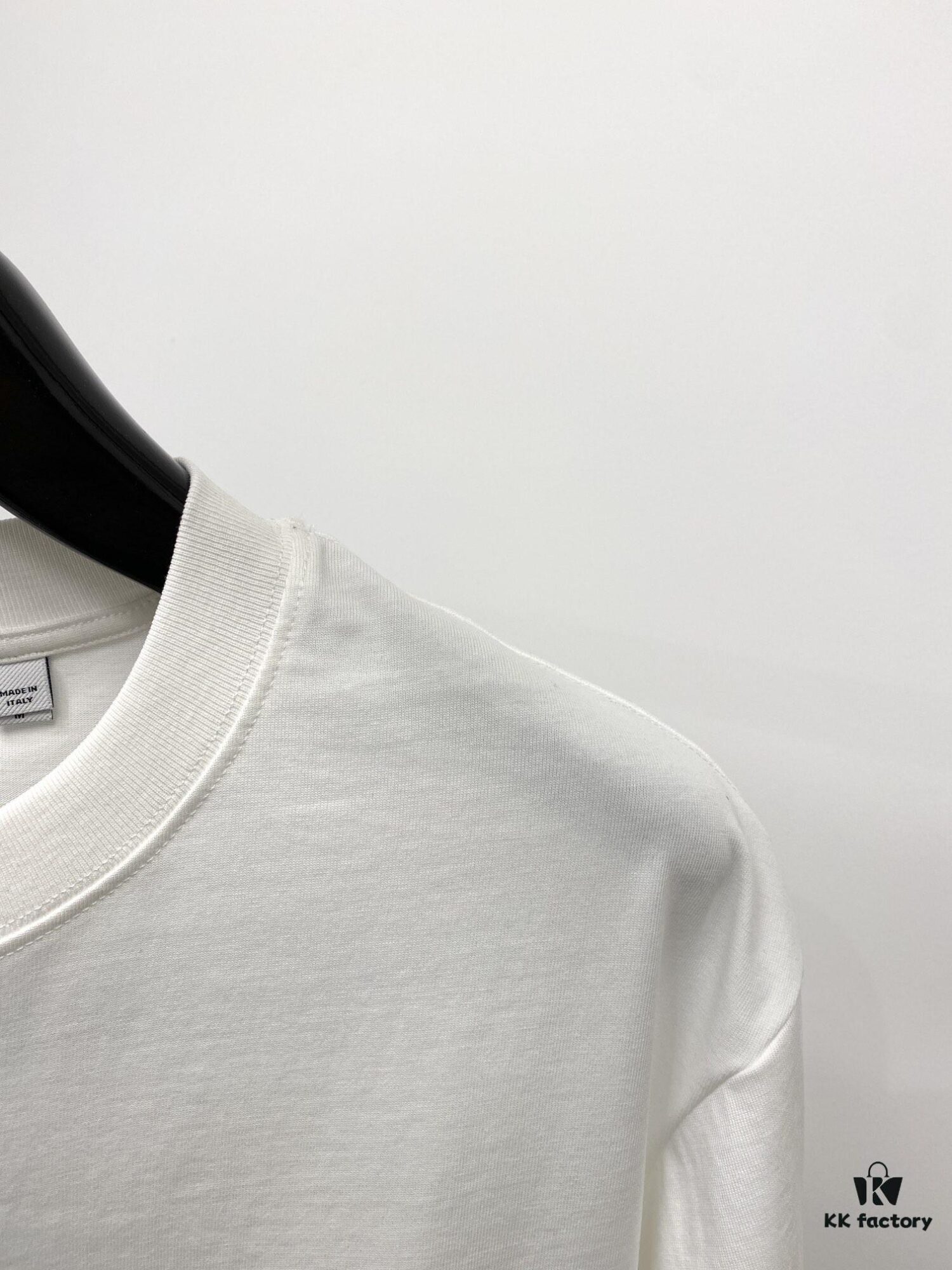 Burberry, 2025 Newest Short Sleeve T-Shirt, Stylish and Handsome with Exquisite Embroidered Logo, Simple and Versatile Design