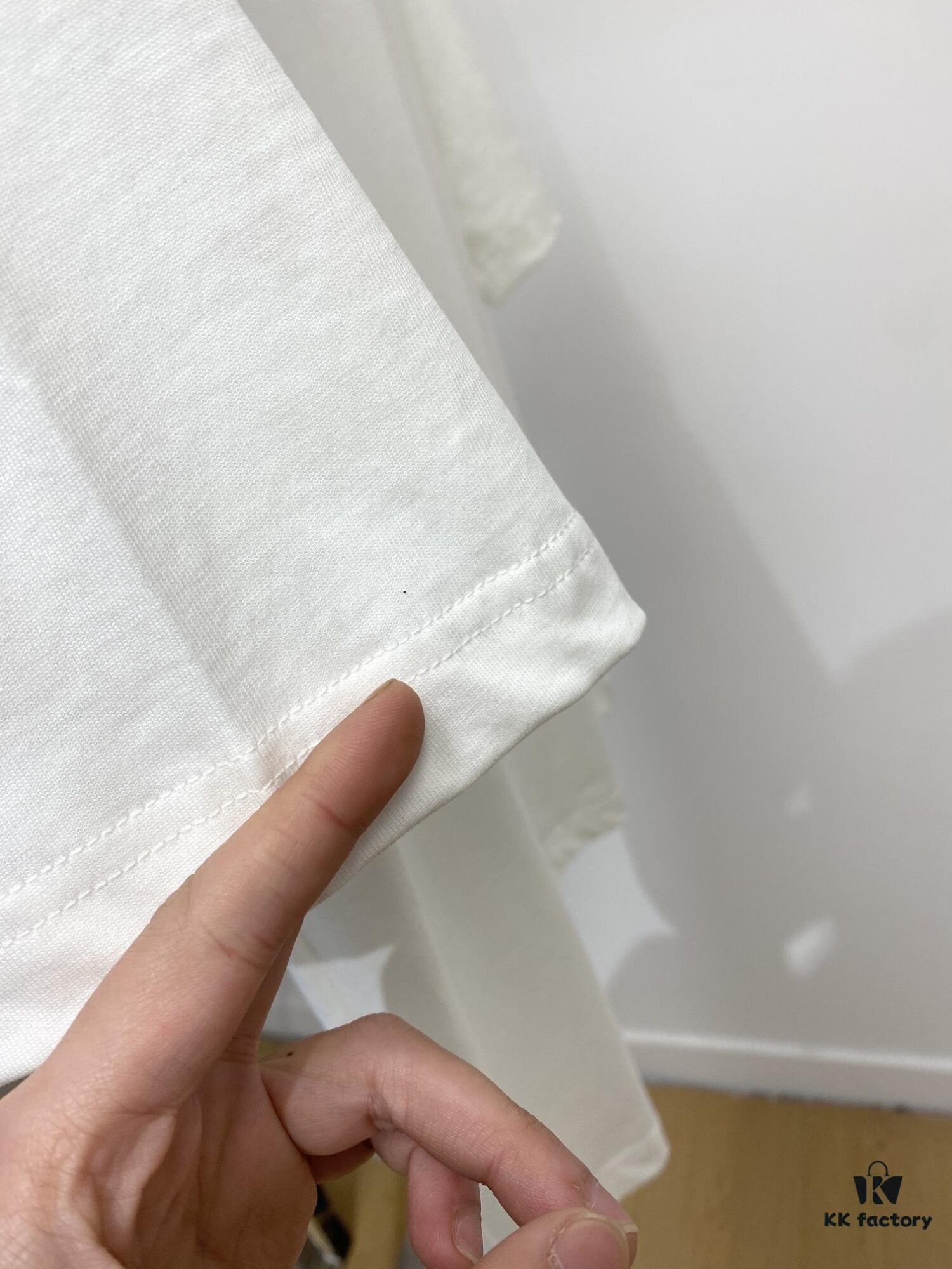 Burberry, 2025 Newest Short Sleeve T-Shirt, Stylish and Handsome with Exquisite Embroidered Logo, Simple and Versatile Design