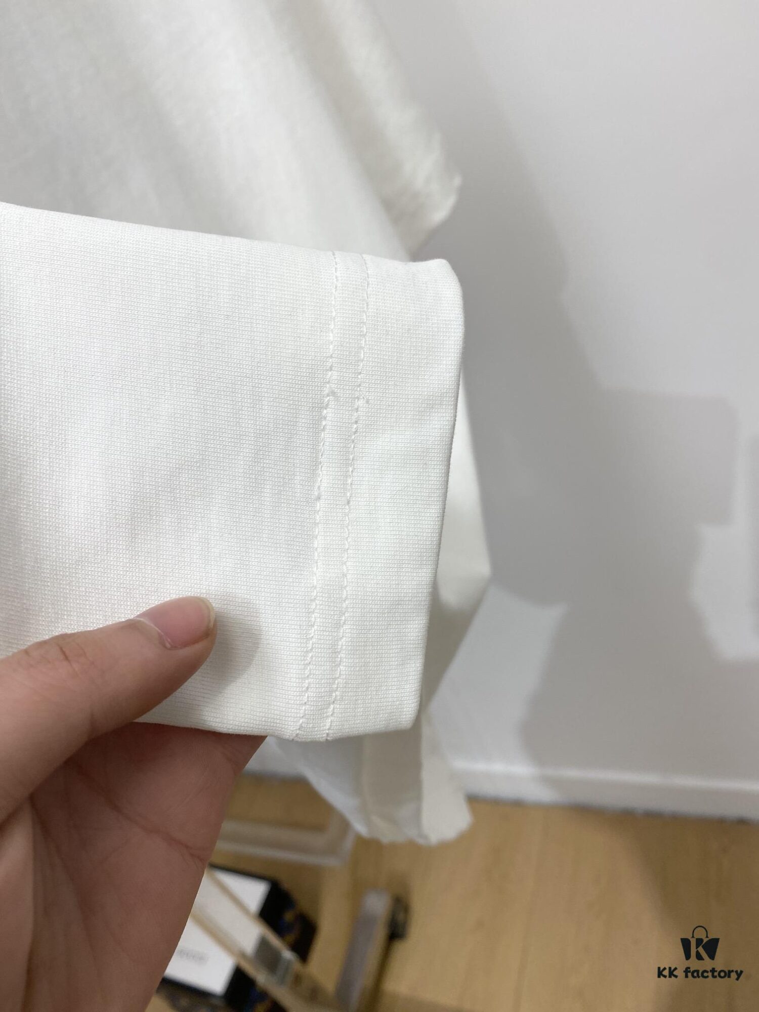 Burberry, 2025 Newest Short Sleeve T-Shirt, Stylish and Handsome with Exquisite Embroidered Logo, Simple and Versatile Design