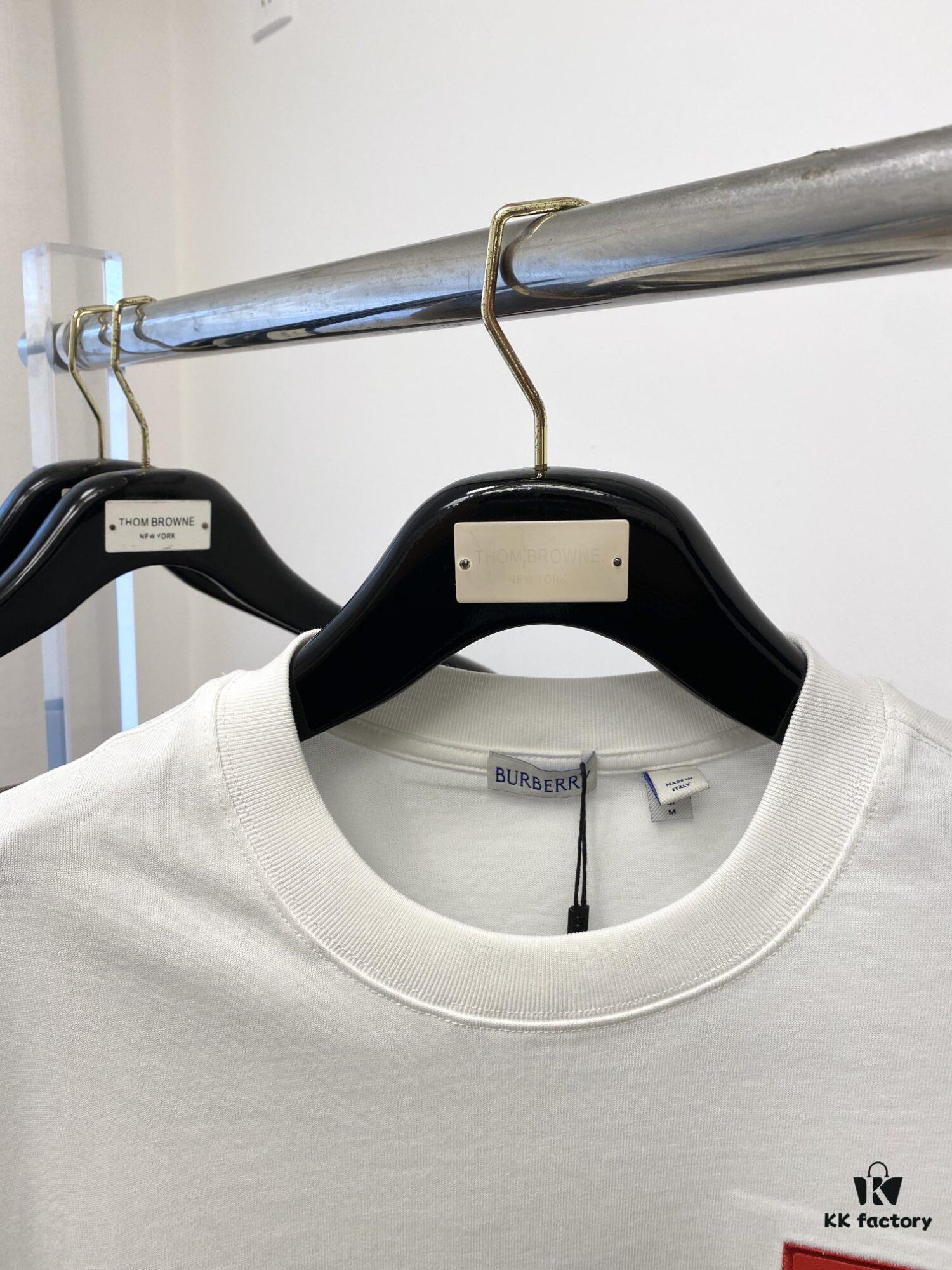 Burberry, 2025 Latest Short-Sleeve T-Shirt, Stylish and Handsome with Exquisite Embroidered Logo on Chest, Simple and Versatile Design