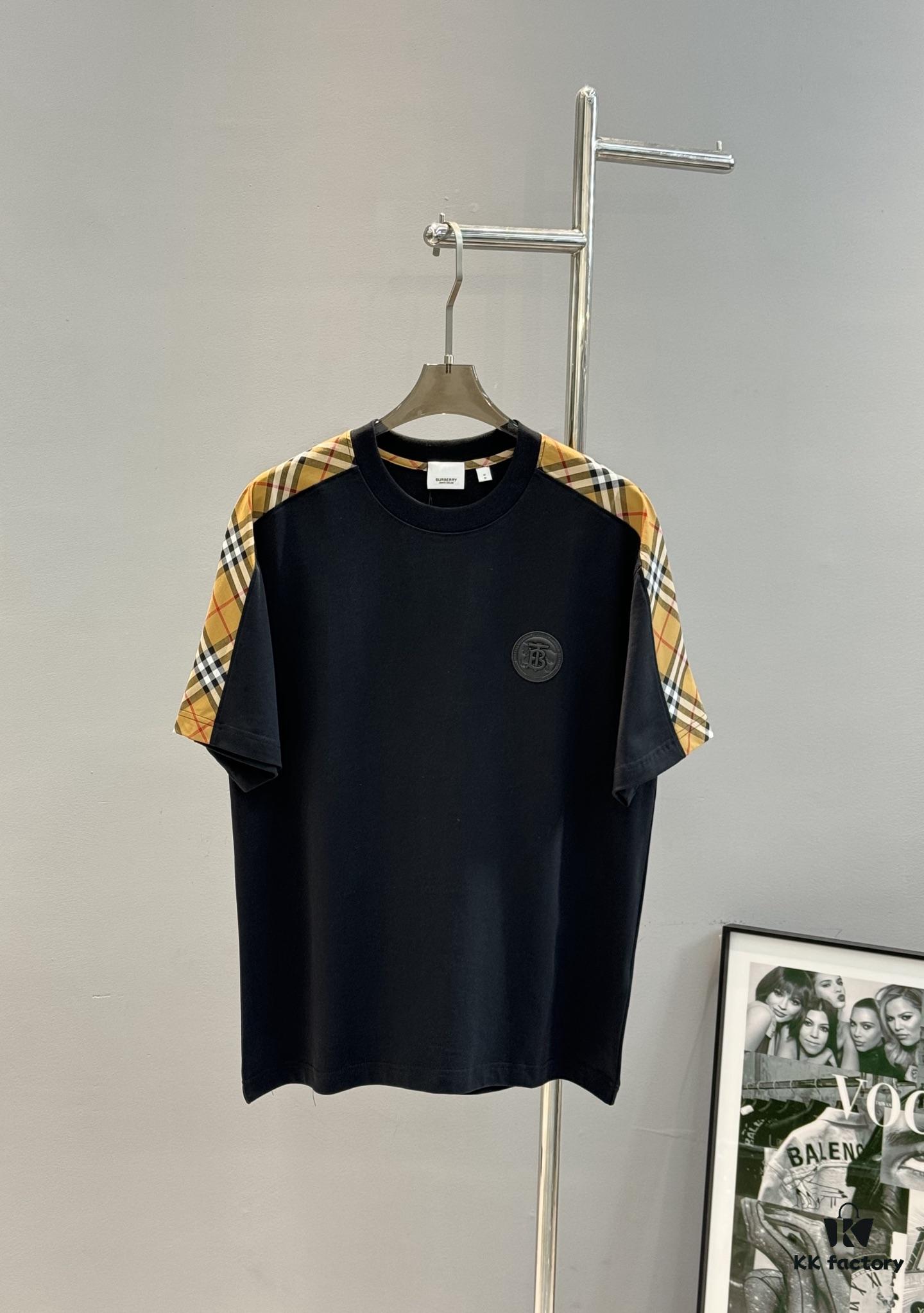 BBR* Bao-Bao-Li 25SS Limited Edition T-Shirt, Unisex Style! Premium 260g Fully Combed Cotton, Custom Leather Chest Patch, Shoulder Plaid Panel Craft for Strong Textural Feel and 3D Effect, Oversized Slightly Expanded Silhouette, Complete Three Labels. Colors: Black, White. European Size: S, M, L, XL (Recommended Size M for Height 175cm / Weight 70kg)