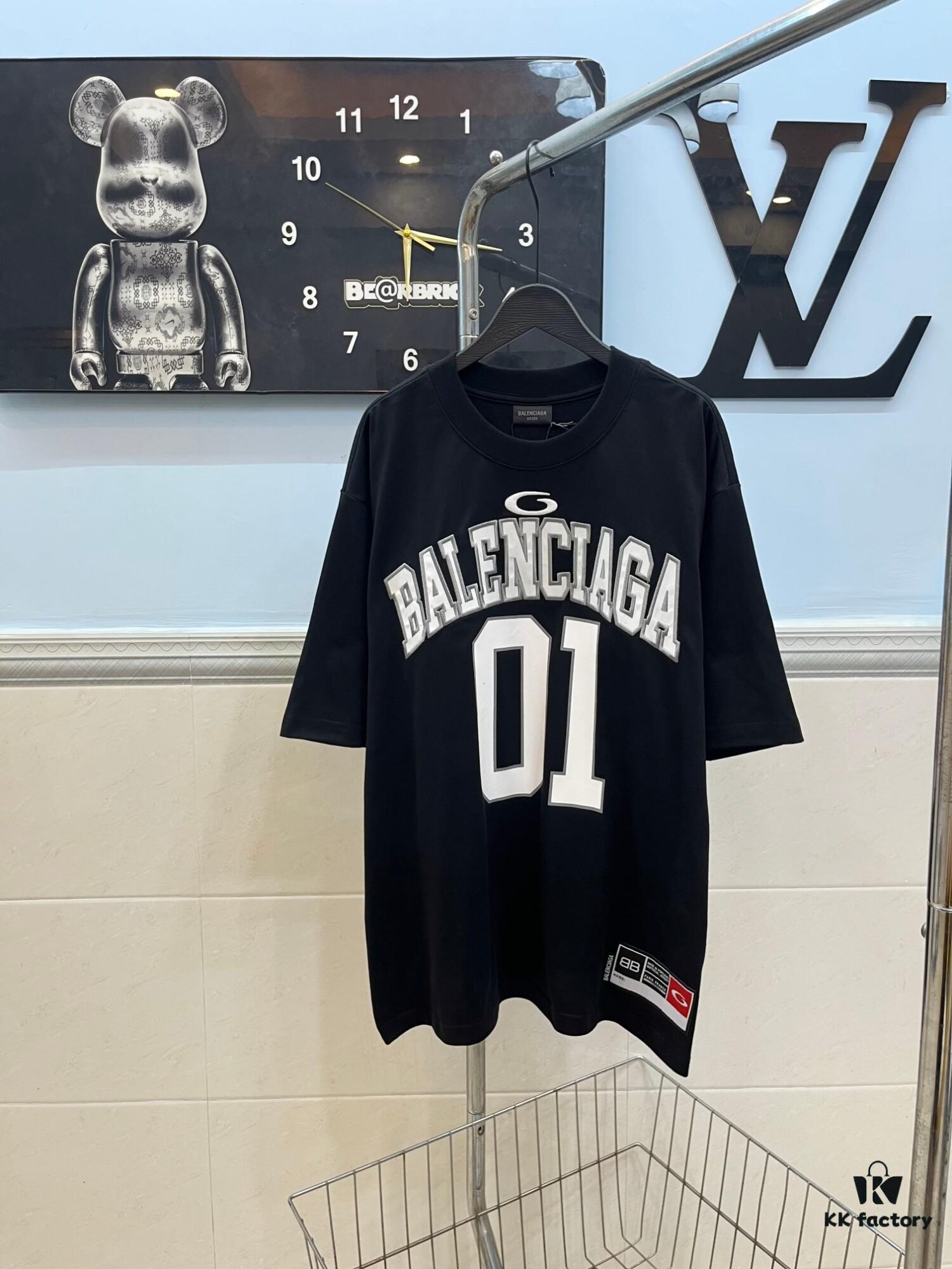 BALENCIAGA Spring/Summer 2025 Letter Embroidered '01' Number Short Sleeve T-Shirt, Made from 300g Double-Layer Pure Cotton Fabric with Exquisite Blind Embroidery and High-Definition Direct-to-Film Printing on Front and Back