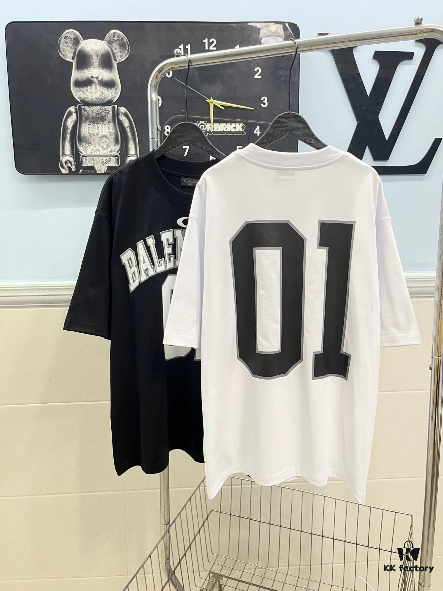 BALENCIAGA Spring/Summer 2025 Letter Embroidered '01' Number Short Sleeve T-Shirt, Made from 300g Double-Layer Pure Cotton Fabric with Exquisite Blind Embroidery and High-Definition Direct-to-Film Printing on Front and Back