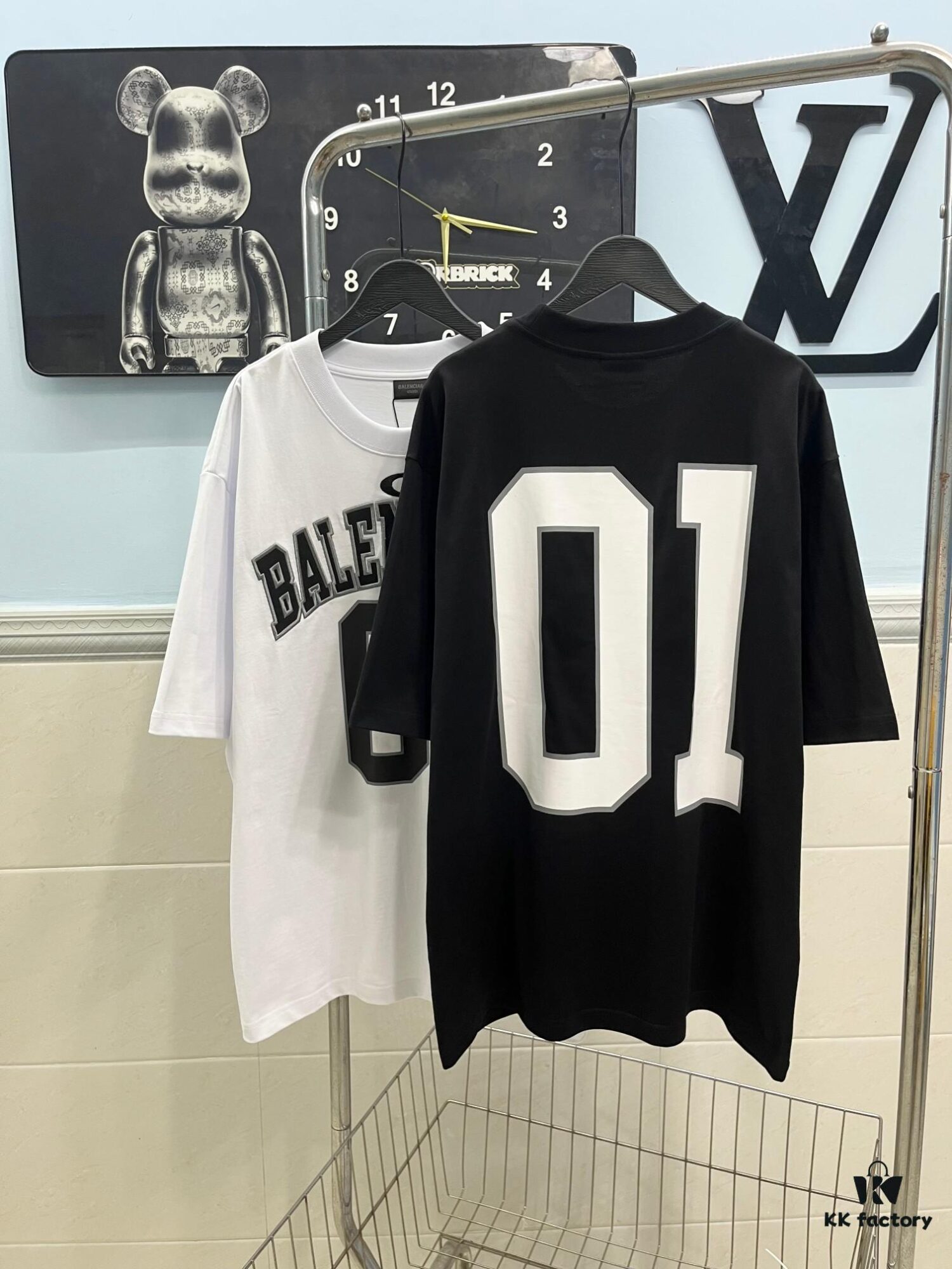 BALENCIAGA Spring/Summer 2025 Letter Embroidered '01' Number Short Sleeve T-Shirt, Made from 300g Double-Layer Pure Cotton Fabric with Exquisite Blind Embroidery and High-Definition Direct-to-Film Printing on Front and Back