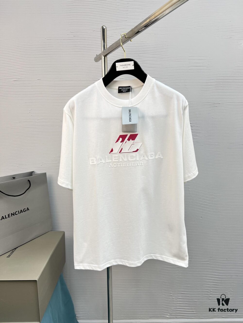 High-Quality BAL 25SS Screen-Printed Premium Craftsmanship Classic Color T-Shirt! Fresh and Vibrant Youthful Style! New Season's Featured Bear Series, Made with Top-Grade Printing Standards, Strong 3D Color Transition, Premium 280g Pure Cotton Fabric, Comfortable and Soft. Perfect Match with Jeans, Chinos, or Shorts for Spring and Summer – A Must-Have Bestseller!