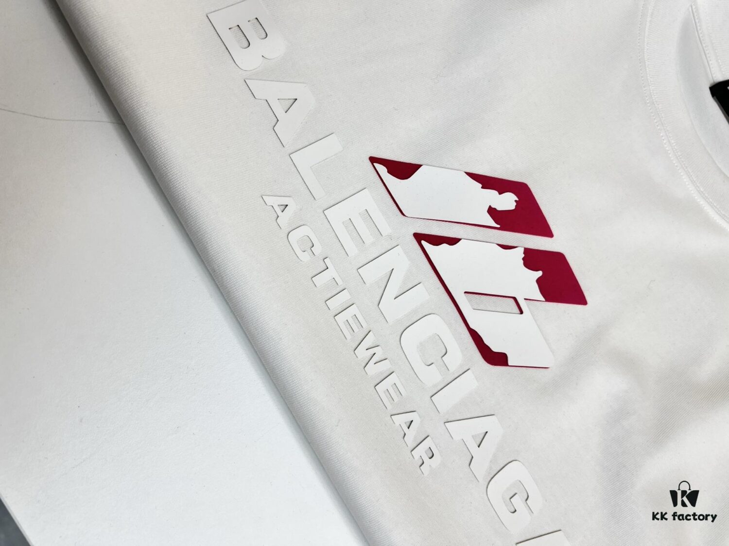 High-Quality BAL 25SS Screen-Printed Premium Craftsmanship Classic Color T-Shirt! Fresh and Vibrant Youthful Style! New Season's Featured Bear Series, Made with Top-Grade Printing Standards, Strong 3D Color Transition, Premium 280g Pure Cotton Fabric, Comfortable and Soft. Perfect Match with Jeans, Chinos, or Shorts for Spring and Summer – A Must-Have Bestseller!