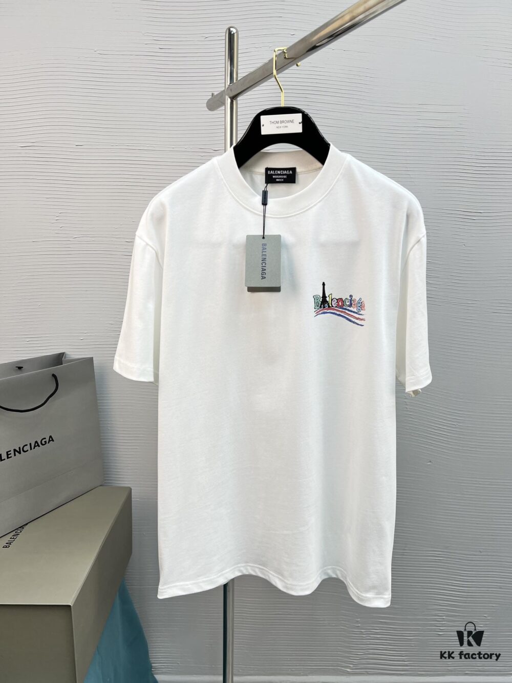 High-Quality BAL 25SS Classic Color T-Shirt New Arrival! A vibrant and youthful design bursting with energy, part of the new season's featured bear series. Crafted with premium 280g pure cotton fabric and advanced first-grade printing technology for a strong three-dimensional color gradient. Soft, comfortable, and perfect for spring and summer – effortlessly pairs with jeans, casual pants, or shorts as a must-have wardrobe staple.