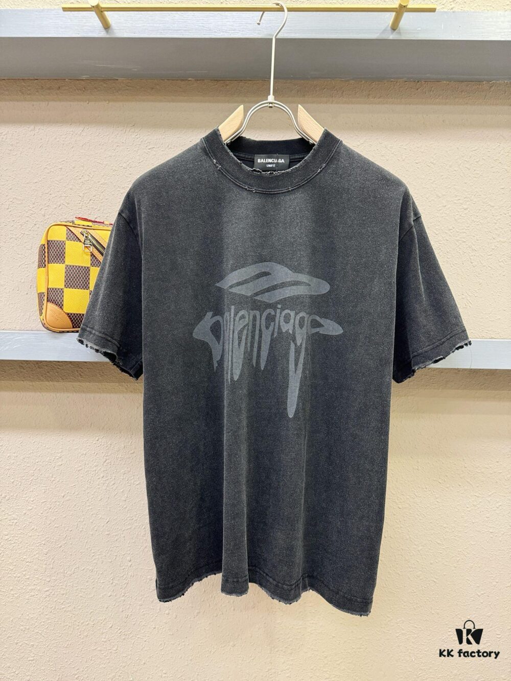 Balenciaga Spring/Summer 2025 New Arrival Short Sleeve T-Shirt! Runway-Inspired Fashion Casual Tee with Signature Logo Design! Exquisitely Crafted from Premium 100% Cotton for Exceptional Softness, Comfort, and Breathability – A Must-Have Wardrobe Essential That Redefines Contemporary Style!