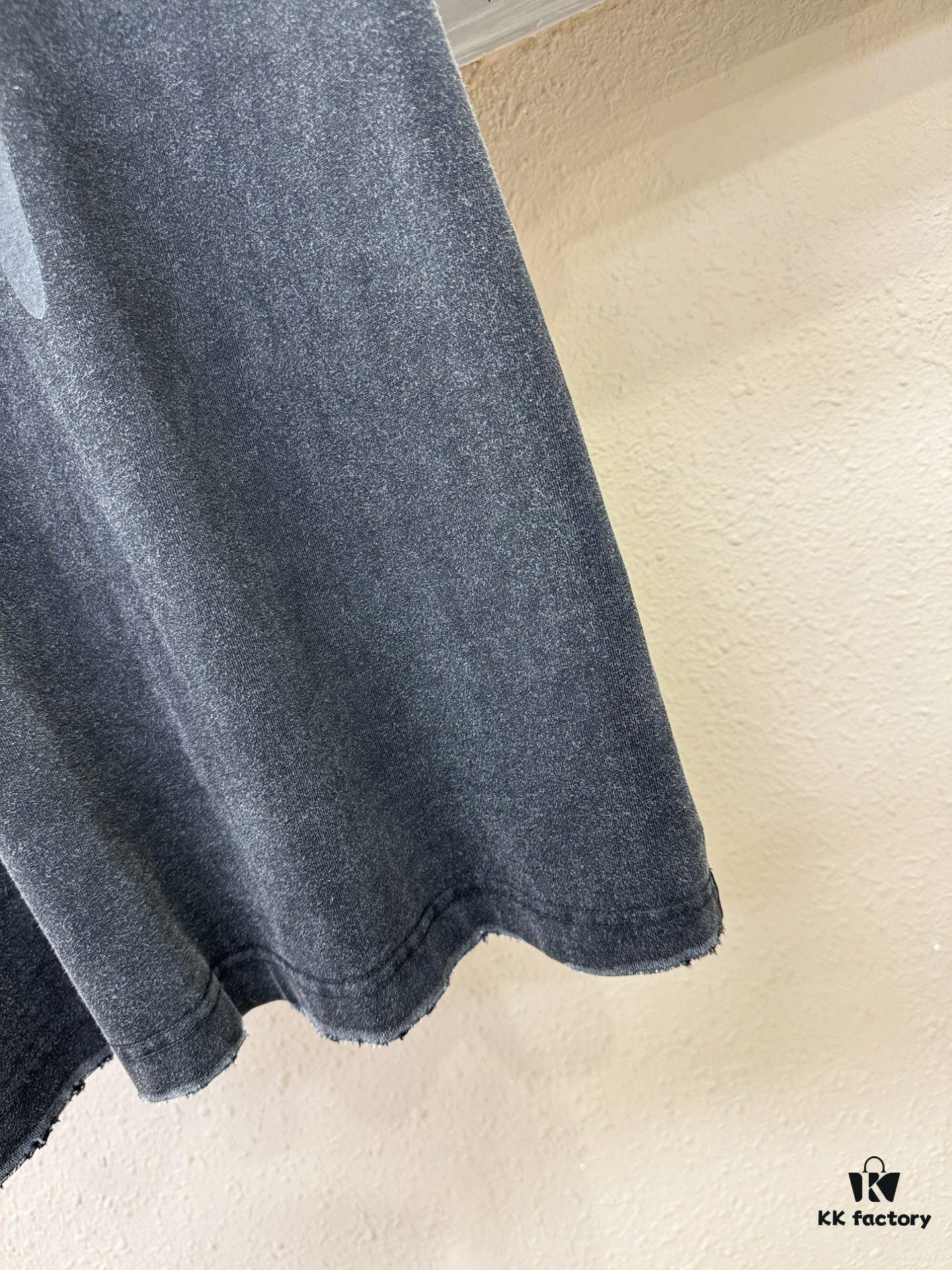 Balenciaga Spring/Summer 2025 New Arrival Short Sleeve T-Shirt! Runway-Inspired Fashion Casual Tee with Signature Logo Design! Exquisitely Crafted from Premium 100% Cotton for Exceptional Softness, Comfort, and Breathability – A Must-Have Wardrobe Essential That Redefines Contemporary Style!