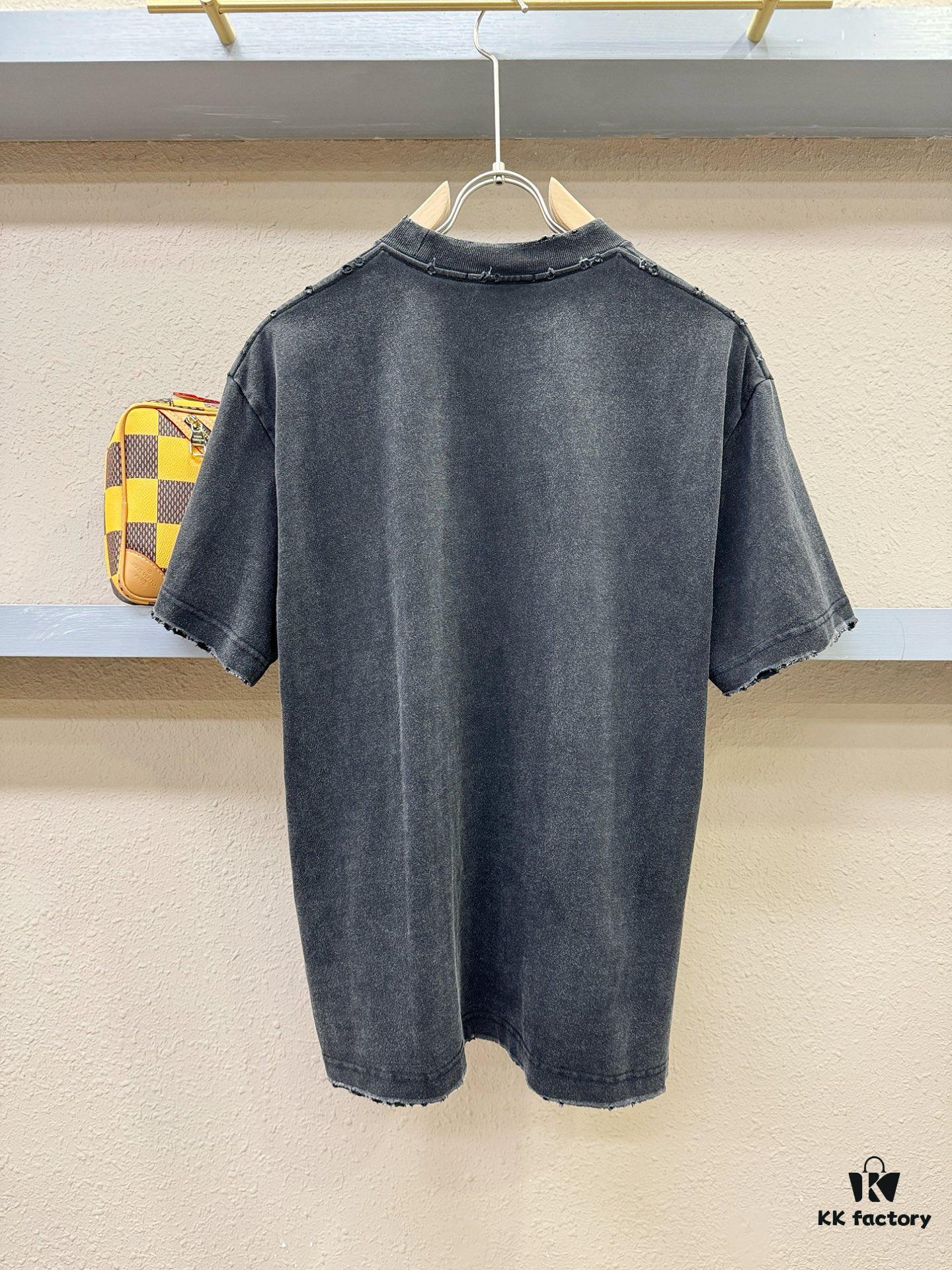 Balenciaga Spring/Summer 2025 New Arrival Short Sleeve T-Shirt! Runway-Inspired Fashion Casual Tee with Signature Logo Design! Exquisitely Crafted from Premium 100% Cotton for Exceptional Softness, Comfort, and Breathability – A Must-Have Wardrobe Essential That Redefines Contemporary Style!