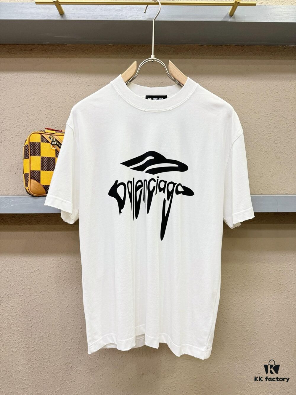 Balenciaga Spring/Summer 2025 New Arrival Short Sleeve T-Shirt! Runway-Inspired Fashion Casual Tee with Signature Logo Design! Exquisitely Crafted from Premium 100% Cotton, Offering a Soft, Skin-Friendly Feel and Exceptional Comfort with Excellent Breathability – A Must-Have Piece That You Won't Be Able to Put Down! Relaxed Fit with Slightly Dropped Shoulders and Crew Neck, Designed as a Gender-Neutral Unisex Style for Couples, Redefining Contemporary Fashion with a Fresh Aesthetic. Distinct from Standard Market Versions, This High-End Collection Features Unisex Sizing for Both Men and Women.