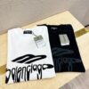 Balenciaga Spring/Summer 2025 New Arrival Short Sleeve T-Shirt! Runway-Inspired Fashion Casual Tee with Signature Logo Design! Exquisitely Crafted from Premium 100% Cotton, Offering a Soft, Skin-Friendly Feel and Exceptional Comfort with Excellent Breathability – A Must-Have Piece That You Won't Be Able to Put Down! Relaxed Fit with Slightly Dropped Shoulders and Crew Neck, Designed as a Gender-Neutral Unisex Style for Couples, Redefining Contemporary Fashion with a Fresh Aesthetic. Distinct from Standard Market Versions, This High-End Collection Features Unisex Sizing for Both Men and Women.