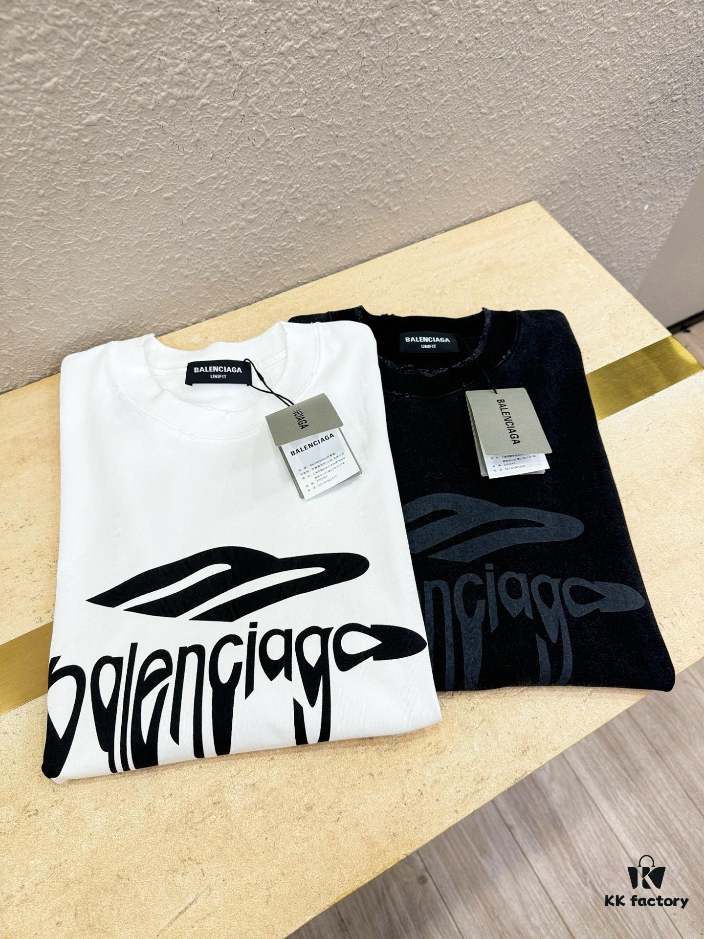 Balenciaga Spring/Summer 2025 New Arrival Short Sleeve T-Shirt! Runway-Inspired Fashion Casual Tee with Signature Logo Design! Exquisitely Crafted from Premium 100% Cotton, Offering a Soft, Skin-Friendly Feel and Exceptional Comfort with Excellent Breathability – A Must-Have Piece That You Won't Be Able to Put Down! Relaxed Fit with Slightly Dropped Shoulders and Crew Neck, Designed as a Gender-Neutral Unisex Style for Couples, Redefining Contemporary Fashion with a Fresh Aesthetic. Distinct from Standard Market Versions, This High-End Collection Features Unisex Sizing for Both Men and Women.