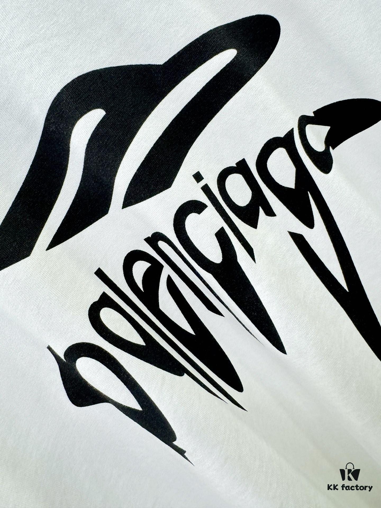 Balenciaga Spring/Summer 2025 New Arrival Short Sleeve T-Shirt! Runway-Inspired Fashion Casual Tee with Signature Logo Design! Exquisitely Crafted from Premium 100% Cotton, Offering a Soft, Skin-Friendly Feel and Exceptional Comfort with Excellent Breathability – A Must-Have Piece That You Won't Be Able to Put Down! Relaxed Fit with Slightly Dropped Shoulders and Crew Neck, Designed as a Gender-Neutral Unisex Style for Couples, Redefining Contemporary Fashion with a Fresh Aesthetic. Distinct from Standard Market Versions, This High-End Collection Features Unisex Sizing for Both Men and Women.