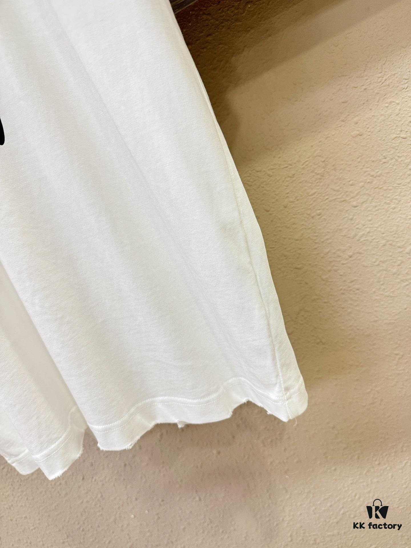 Balenciaga Spring/Summer 2025 New Arrival Short Sleeve T-Shirt! Runway-Inspired Fashion Casual Tee with Signature Logo Design! Exquisitely Crafted from Premium 100% Cotton, Offering a Soft, Skin-Friendly Feel and Exceptional Comfort with Excellent Breathability – A Must-Have Piece That You Won't Be Able to Put Down! Relaxed Fit with Slightly Dropped Shoulders and Crew Neck, Designed as a Gender-Neutral Unisex Style for Couples, Redefining Contemporary Fashion with a Fresh Aesthetic. Distinct from Standard Market Versions, This High-End Collection Features Unisex Sizing for Both Men and Women.