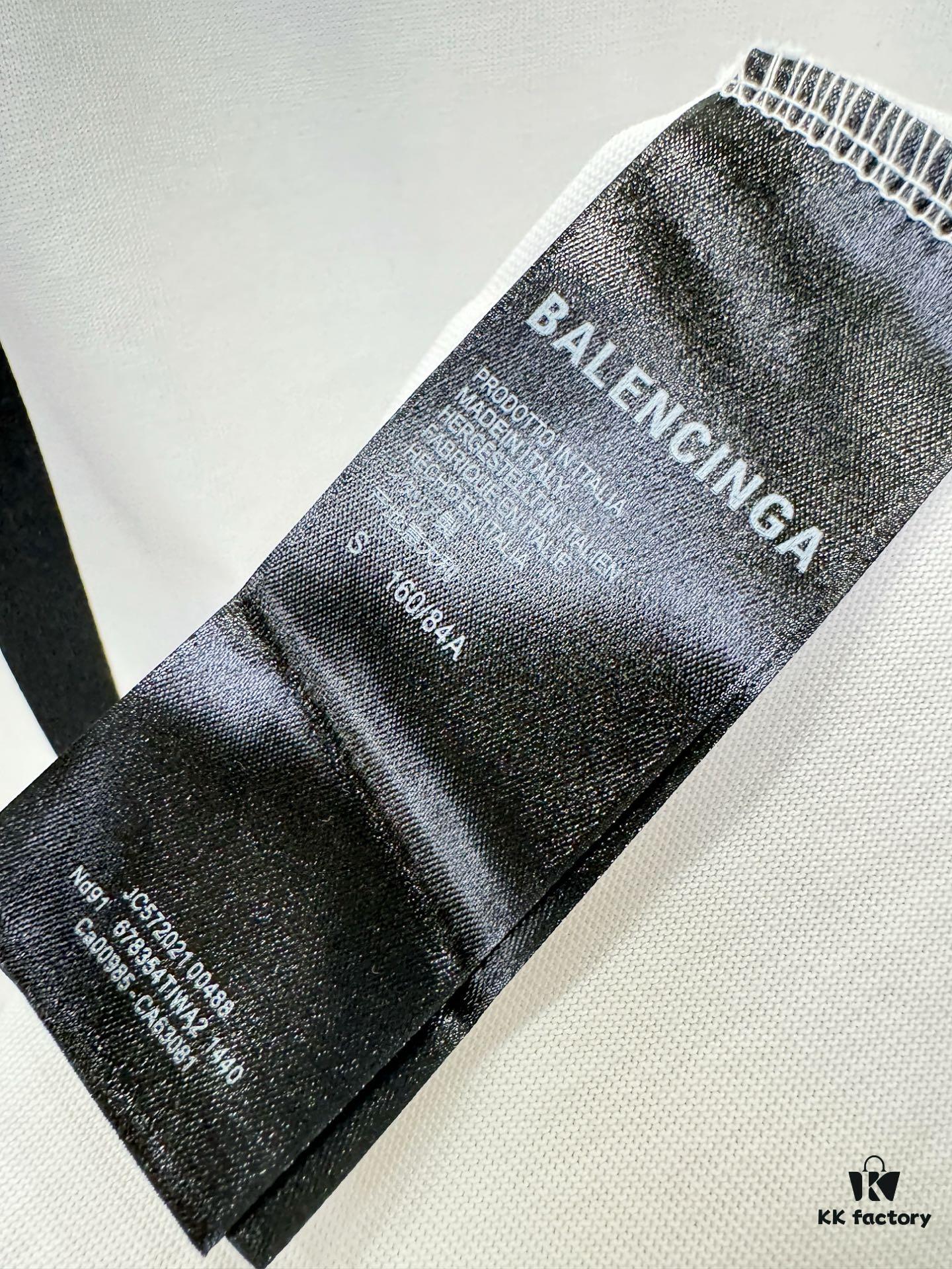 Balenciaga Spring/Summer 2025 New Arrival Short Sleeve T-Shirt! Runway-Inspired Fashion Casual Tee with Signature Logo Design! Exquisitely Crafted from Premium 100% Cotton, Offering a Soft, Skin-Friendly Feel and Exceptional Comfort with Excellent Breathability – A Must-Have Piece That You Won't Be Able to Put Down! Relaxed Fit with Slightly Dropped Shoulders and Crew Neck, Designed as a Gender-Neutral Unisex Style for Couples, Redefining Contemporary Fashion with a Fresh Aesthetic. Distinct from Standard Market Versions, This High-End Collection Features Unisex Sizing for Both Men and Women.