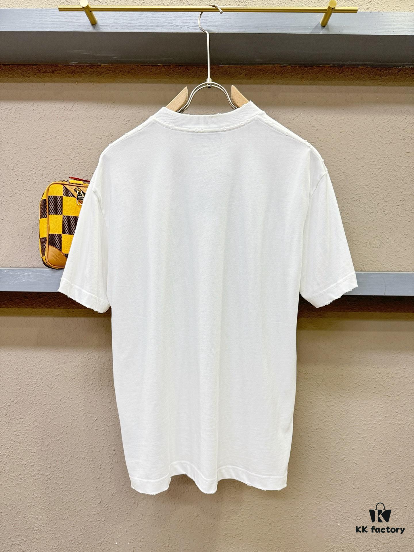 Balenciaga Spring/Summer 2025 New Arrival Short Sleeve T-Shirt! Runway-Inspired Fashion Casual Tee with Signature Logo Design! Exquisitely Crafted from Premium 100% Cotton, Offering a Soft, Skin-Friendly Feel and Exceptional Comfort with Excellent Breathability – A Must-Have Piece That You Won't Be Able to Put Down! Relaxed Fit with Slightly Dropped Shoulders and Crew Neck, Designed as a Gender-Neutral Unisex Style for Couples, Redefining Contemporary Fashion with a Fresh Aesthetic. Distinct from Standard Market Versions, This High-End Collection Features Unisex Sizing for Both Men and Women.