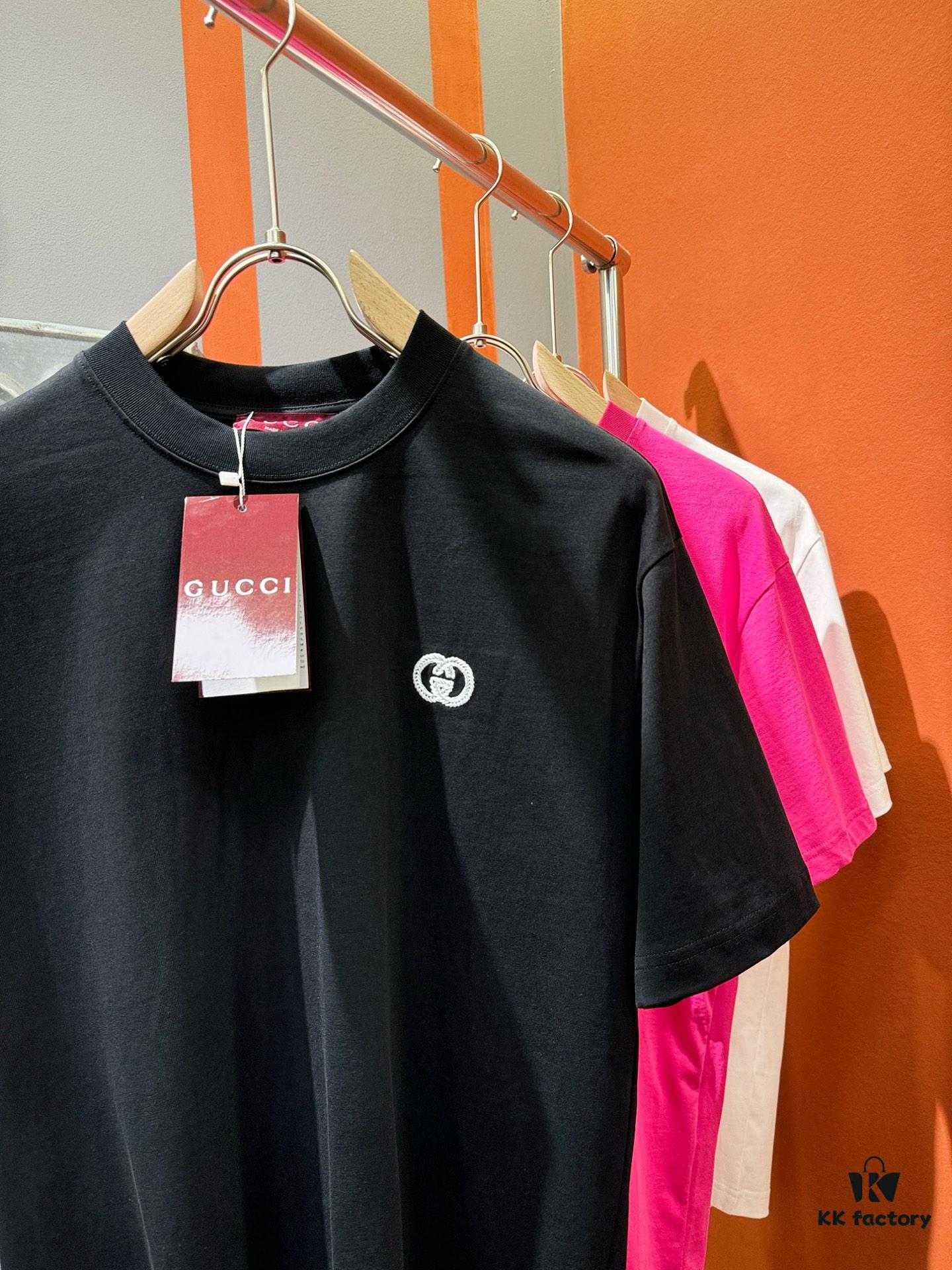 Gucci 2025 Spring/Summer New Short Sleeve T-Shirt! Runway Pattern Fashion Casual Tee with Signature Logo Design! Premium 100% Cotton Fabric, Soft and Skin-Friendly Texture, Exceptional Comfort and Breathability – A Must-Have in Real Life! Gender-Neutral Unisex Style for Couples, Redefining Modern Fashion Elegance! Distinct from Market Versions, Complete with Three Authentic Labels, Unisex Design. High-End Collection!