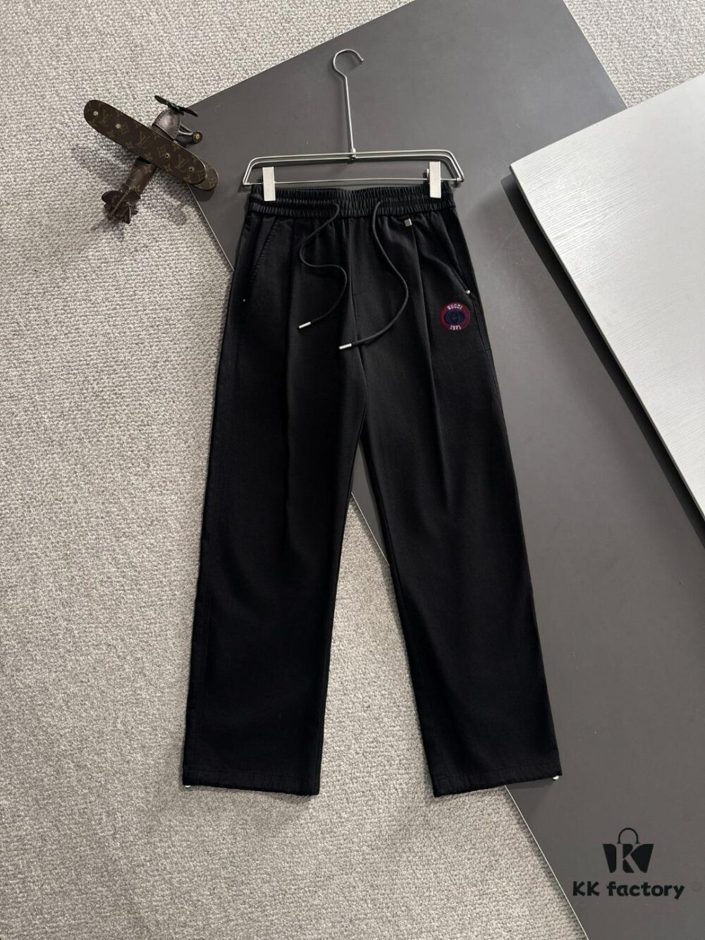 GUCCI 2025 Spring/Summer New Elastic Waist Casual Pants, Lightweight Custom Counter Fabric, Breathable and Comfortable, Exquisite Details, Brand Design Concept, High Quality, Soft and Smooth Touch