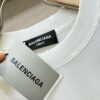 Balenciaga Spring/Summer 2025 New Arrival Short Sleeve T-Shirt! Runway-Inspired Fashion Casual Tee with Signature Logo Design! Exquisitely Crafted from Premium 100% Cotton, Offering a Soft, Skin-Friendly Feel and Exceptional Comfort with Excellent Breathability – A Must-Have Piece That You Won't Be Able to Put Down! Relaxed Fit with Slightly Dropped Shoulders and Crew Neck, Designed as a Gender-Neutral Unisex Style for Couples, Redefining Contemporary Fashion with a Fresh Aesthetic. Distinct from Standard Market Versions, This High-End Collection Features Unisex Sizing for Both Men and Women.