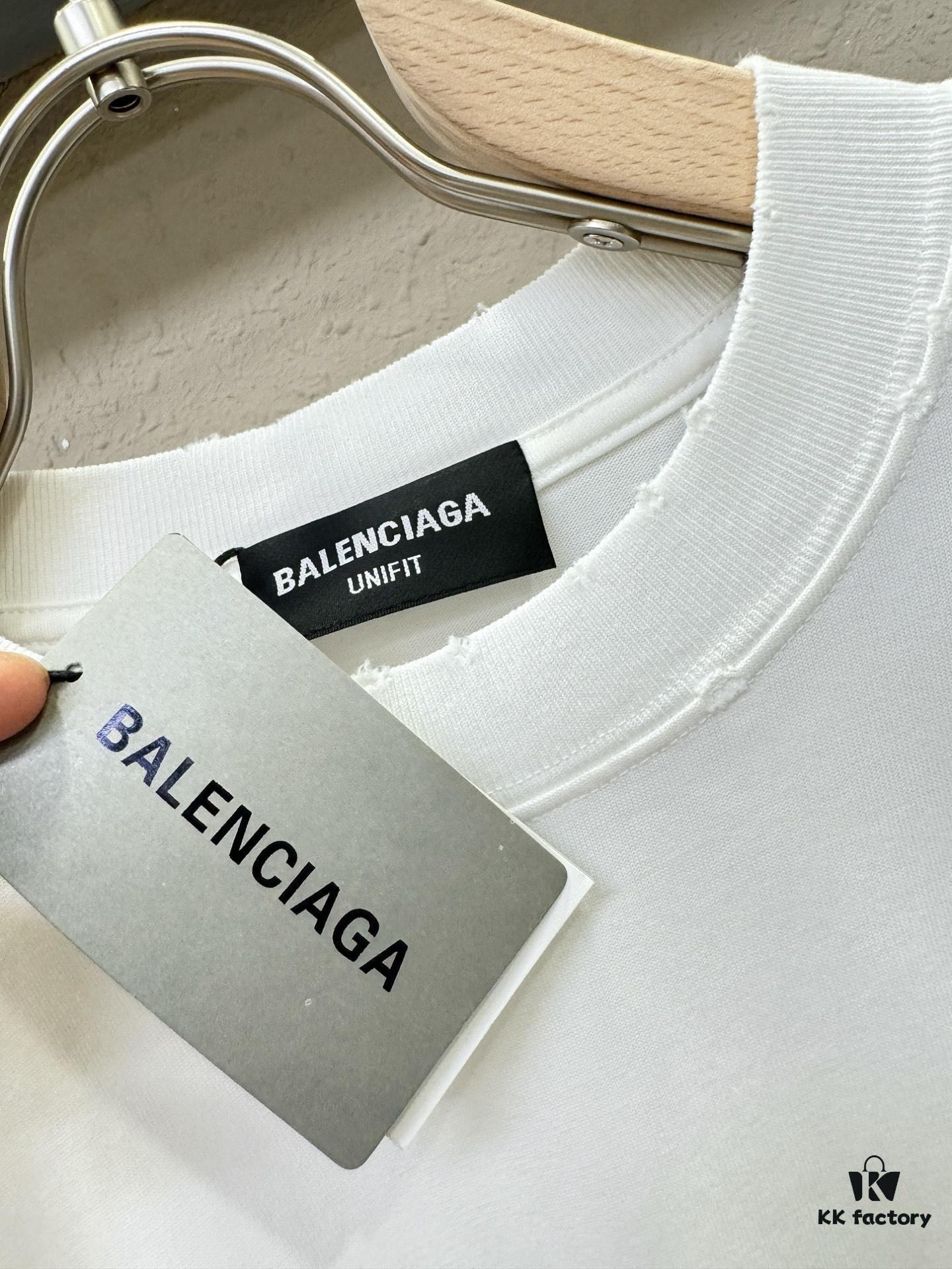 Balenciaga Spring/Summer 2025 New Arrival Short Sleeve T-Shirt! Runway-Inspired Fashion Casual Tee with Signature Logo Design! Exquisitely Crafted from Premium 100% Cotton, Offering a Soft, Skin-Friendly Feel and Exceptional Comfort with Excellent Breathability – A Must-Have Piece That You Won't Be Able to Put Down! Relaxed Fit with Slightly Dropped Shoulders and Crew Neck, Designed as a Gender-Neutral Unisex Style for Couples, Redefining Contemporary Fashion with a Fresh Aesthetic. Distinct from Standard Market Versions, This High-End Collection Features Unisex Sizing for Both Men and Women.