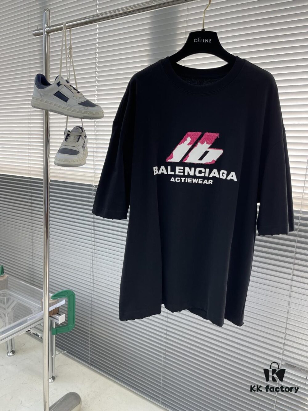 BALENCIAGA 25 Spring/Summer New Arrival Oversized Short-Sleeve T-Shirt, Made from Custom 340g High-Grammage Cotton Fabric with Heavy Distressed Rust-Effect Woven Print on Chest, Distressed Raw-Cut Cuffs and Hem for Fashion-Forward Edge