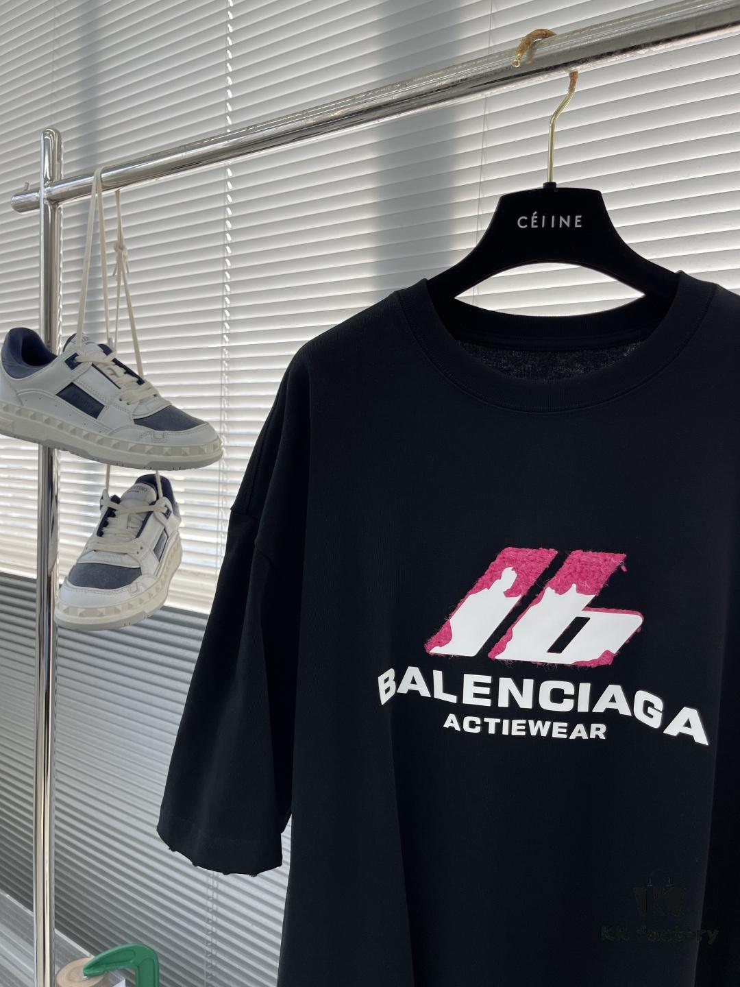 BALENCIAGA 25 Spring/Summer New Arrival Oversized Short-Sleeve T-Shirt, Made from Custom 340g High-Grammage Cotton Fabric with Heavy Distressed Rust-Effect Woven Print on Chest, Distressed Raw-Cut Cuffs and Hem for Fashion-Forward Edge